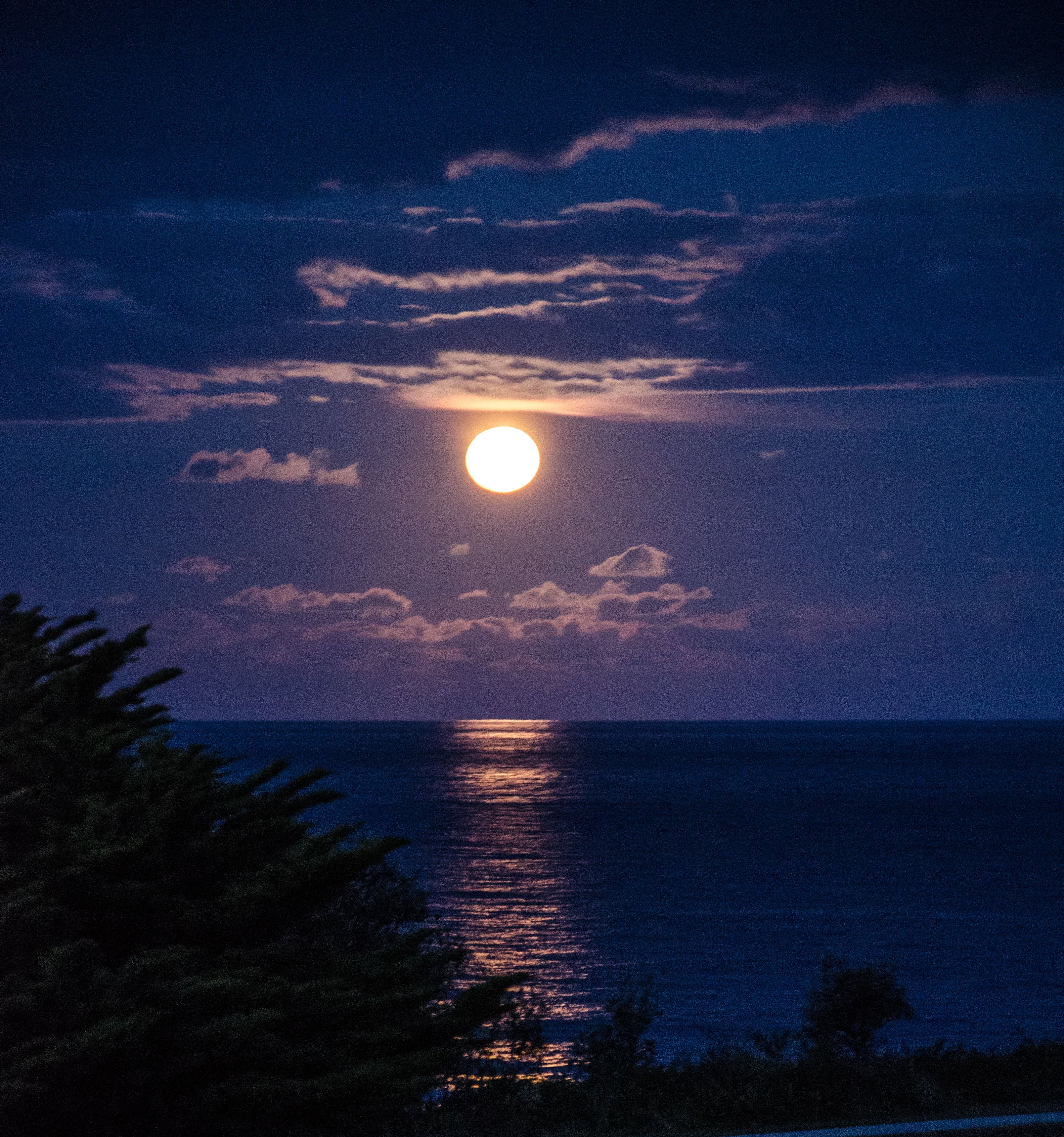 Лунный свет днем. Луна над морем. Лунная ночь. Ночь в море. Вечер на море.