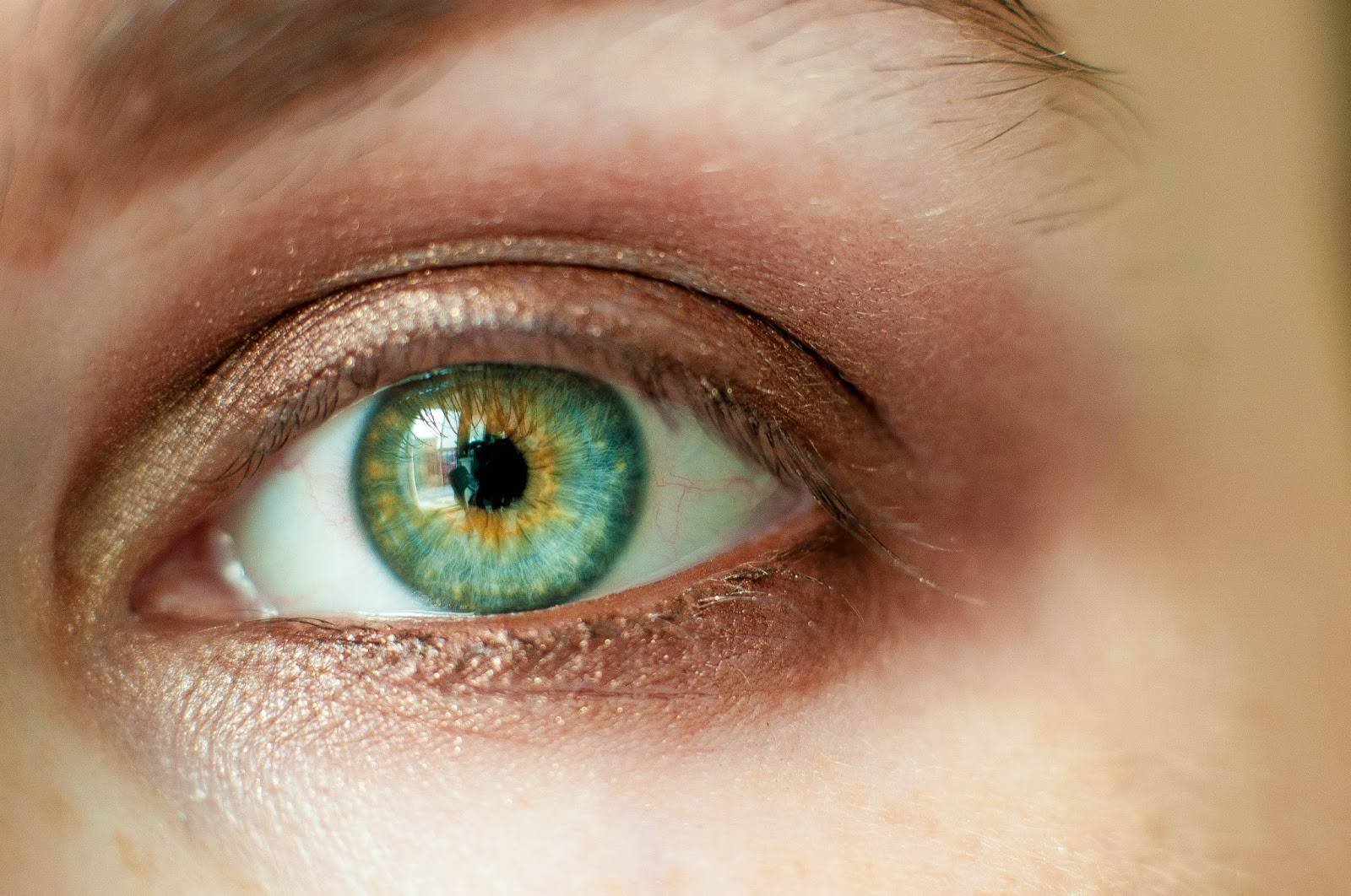 Зеленые глаза на свету. Болотный цвет глаз гетерохромия. Орехово болотные глаза. Орехово болотный цвет глаз. Каре-зеленые глаза.