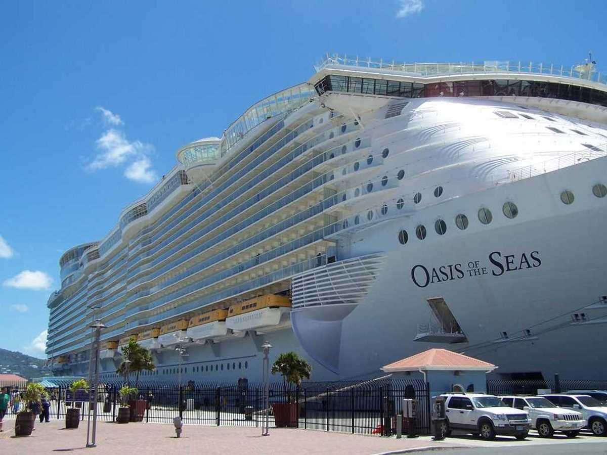 Крупнейший оазис. Круизный лайнер Оазис. Корабль Оазис морей. Самый большой лайнер в мире Оазис морей. Круизный лайнер Oasis of the Seas.