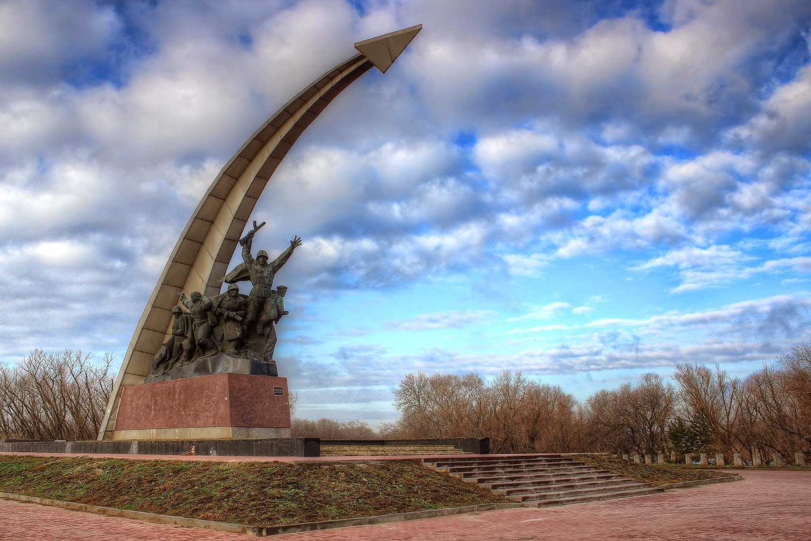 Памятник в честь открытия. Мемориал Кумженская роща. Мемориальный комплекс Кумженская роща Ростов-на-Дону. Кумженская роща памятник. Кумженский мемориал памятники Ростова-на-Дону.