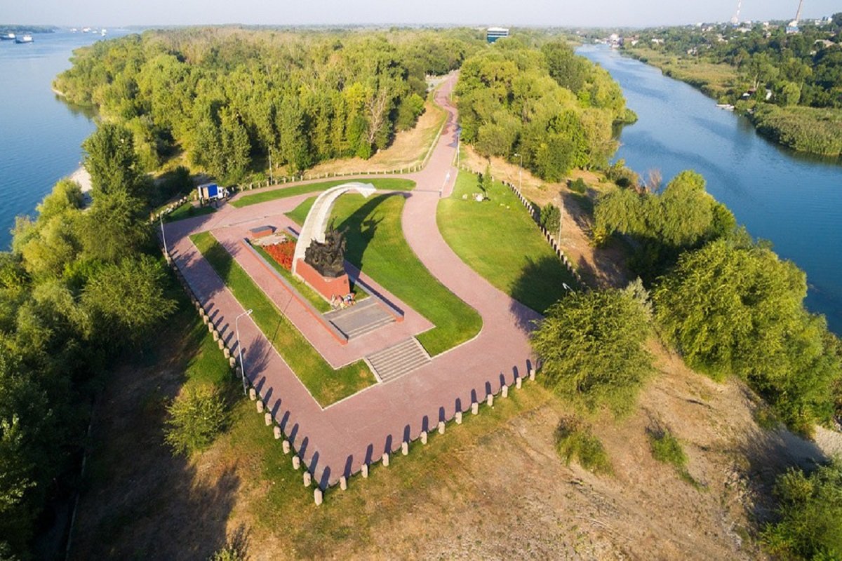 Рощи ростова на дону. Кумженская роща Ростов-на-Дону. Мемориал Кумженская роща. Мемориальный комплекс Кумженская роща Ростов. Памятник Кумженская роща Ростов на Дону.