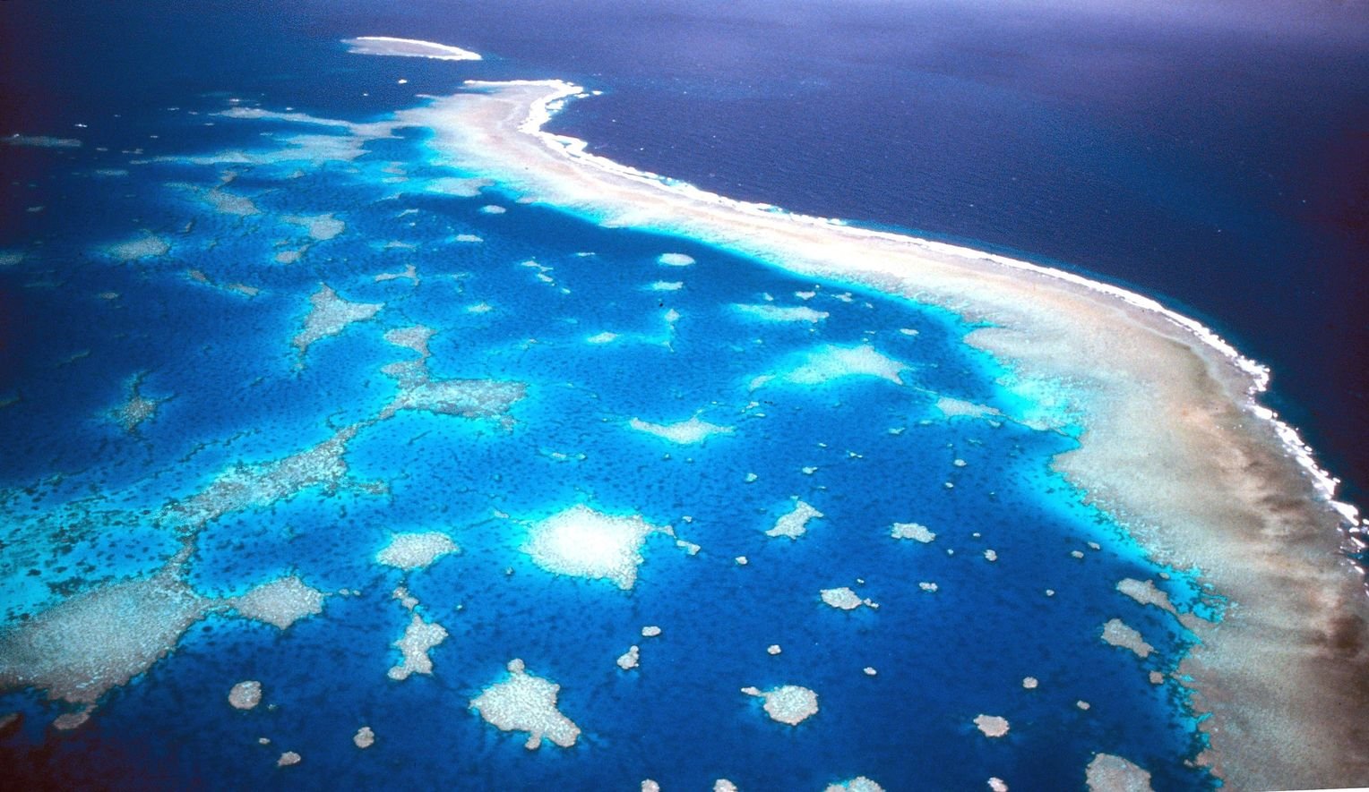 Большой Барьерный риф Австралия из космоса