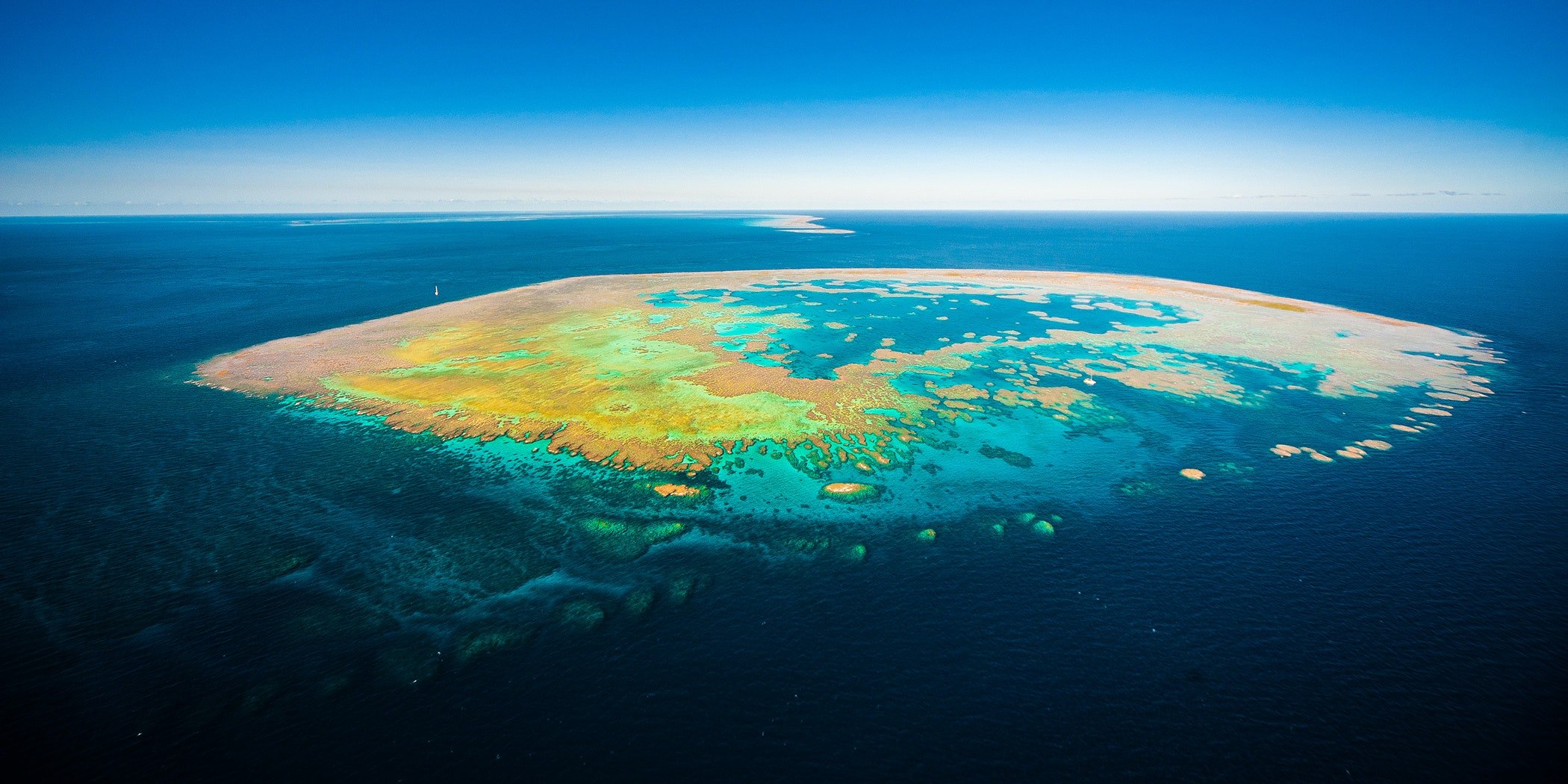 Крупнейший остров у берегов австралии. Большой Барьерный риф национальный парк. Барьерный риф в Австралии. Большой коралловый риф в Австралии. Большой Барьерный риф достопримечательности Австралии.