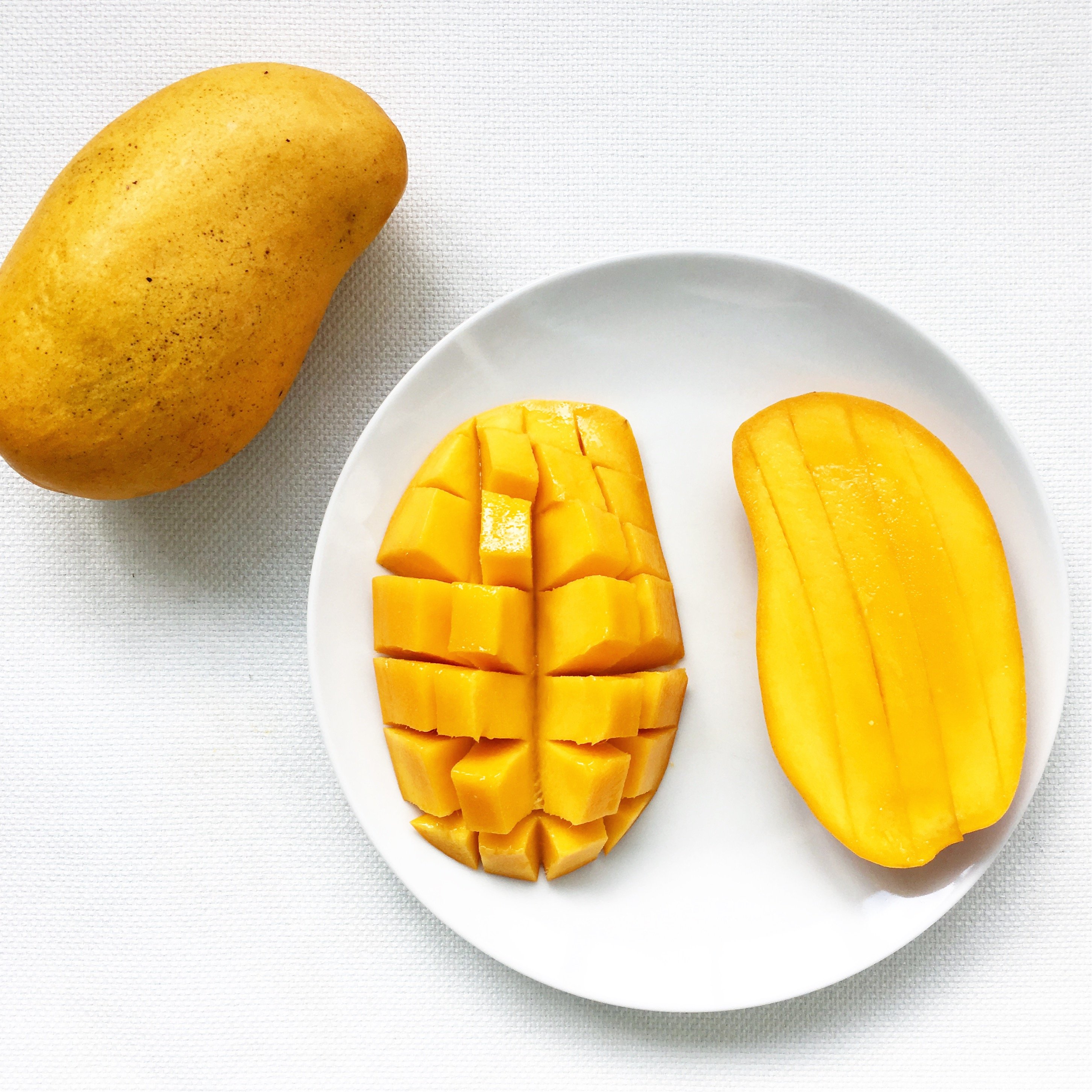 Host mango. Манго Слайс. Манго в разрезе. Сорт манго без косточки. Манго вид сверху.