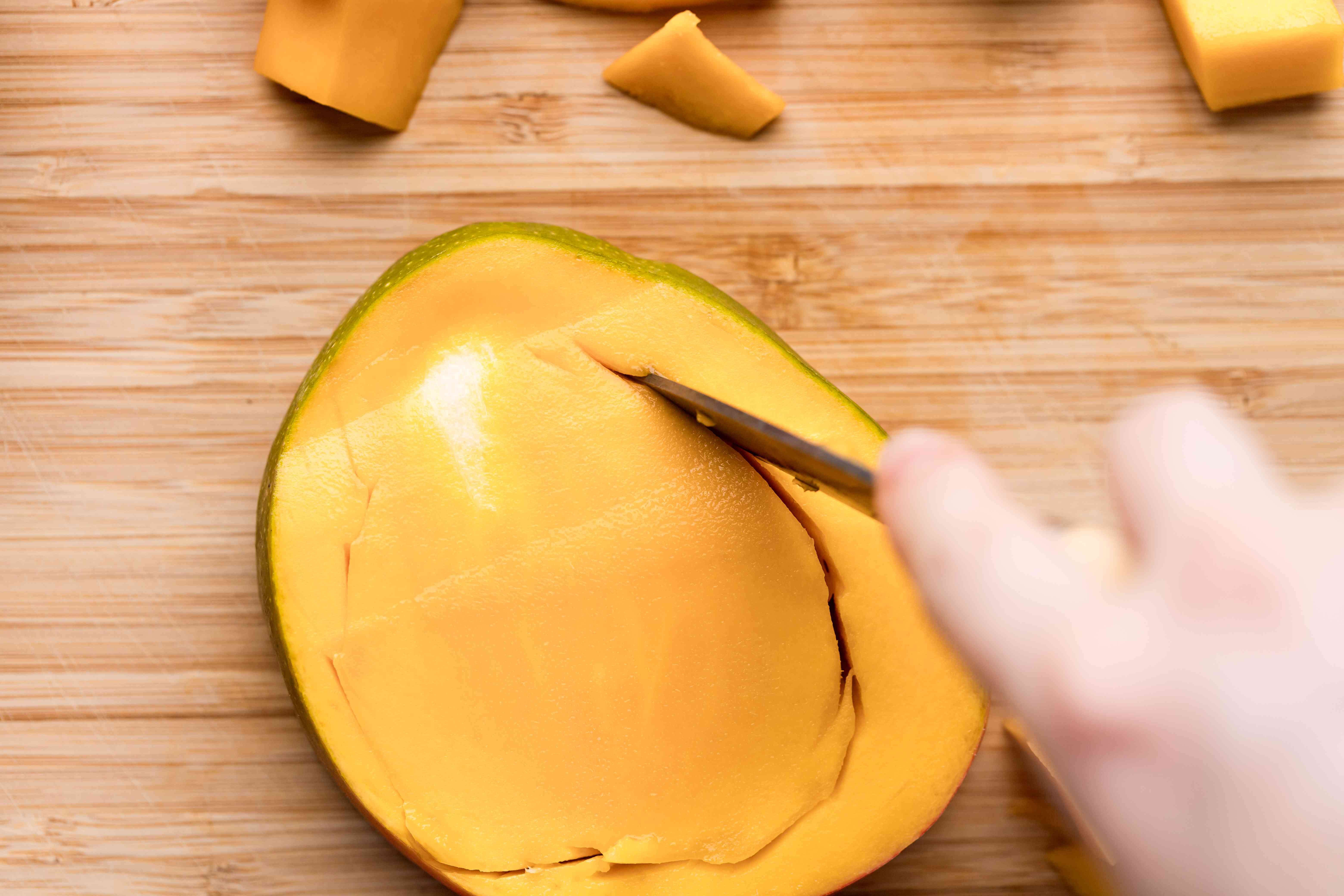 Как правильно разделать манго. Разделать манго. Как правильно нарезать манго. Как нарезать манго с косточкой. Как разрезать манго.