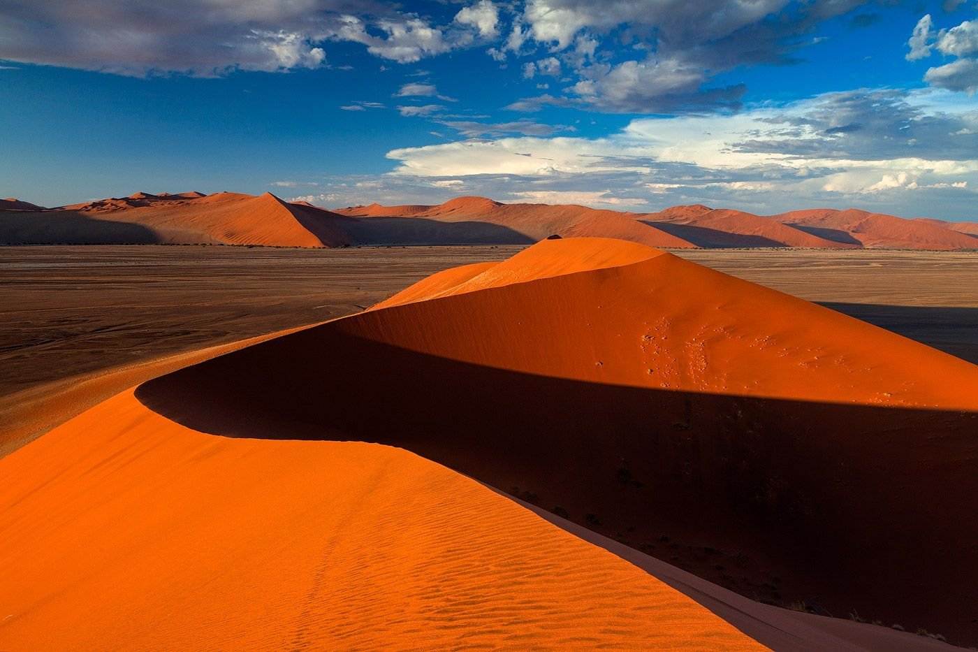 Самая сухая пустыня в африке. Намибия пустыня Намиб. Пустыня Намиб ЮАР. Намиб пустыни Африки. Дюны пустыни Калахари.