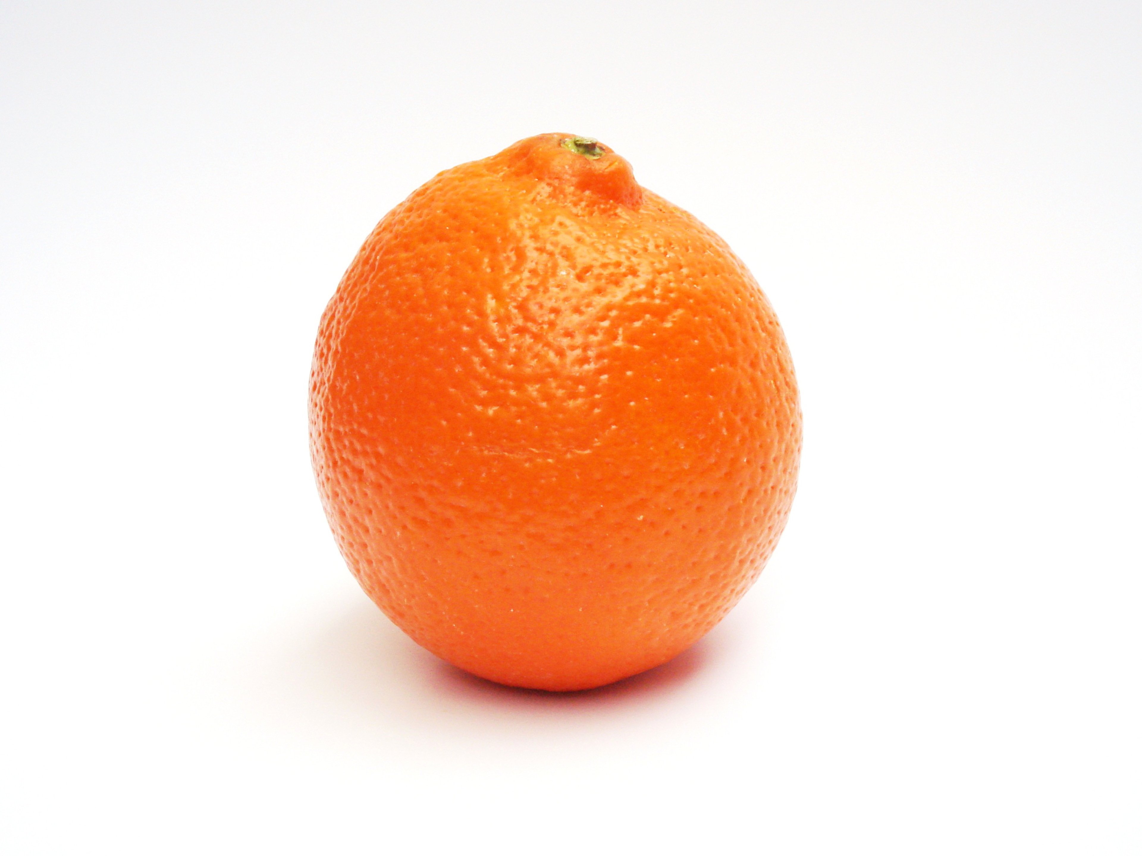 Мандарины минеола. Сорт мандарин Минеола. Смесь апельсина и мандарина Минеола. Минеола фрукт. Мандарин на белом фоне.