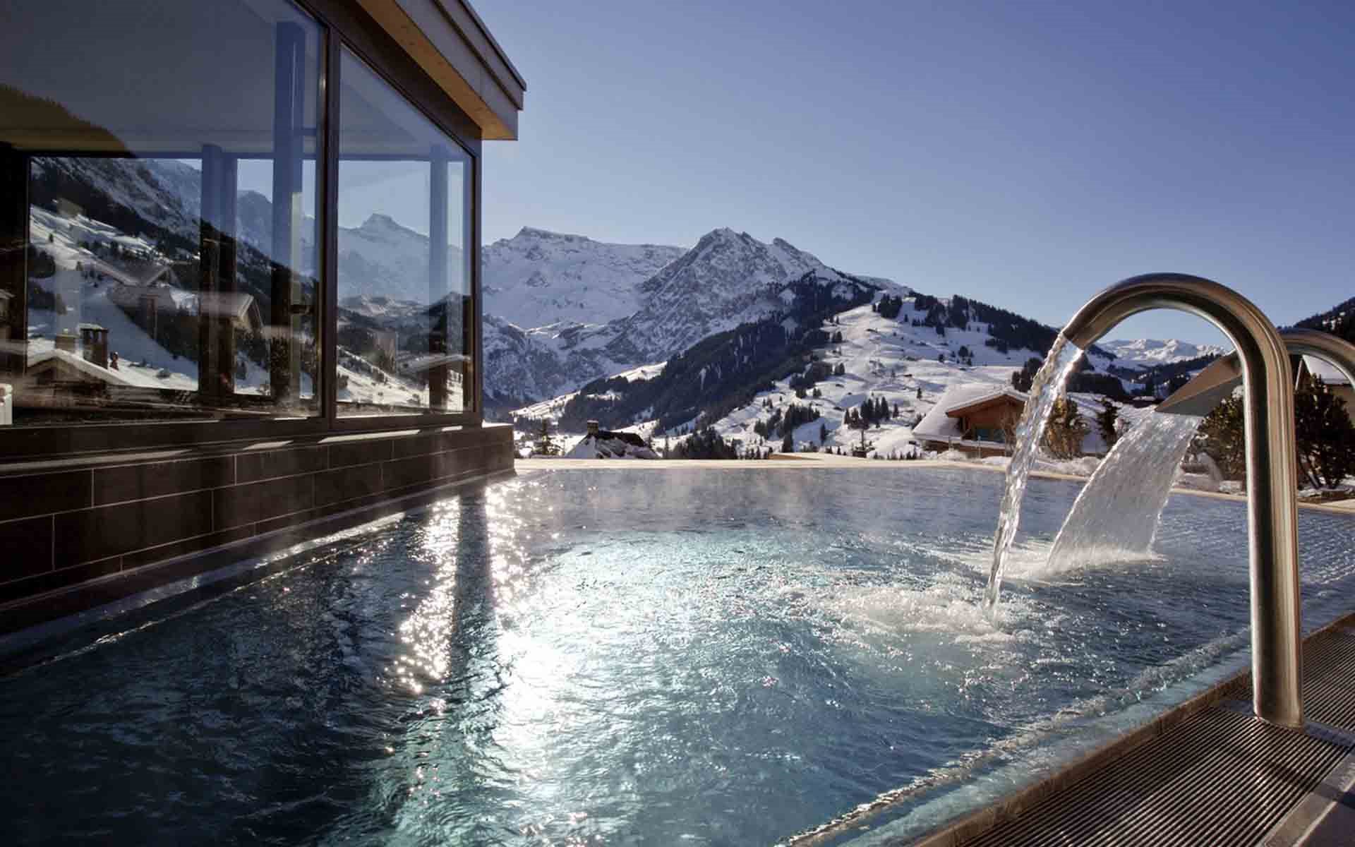 Отель с уличным бассейном. Бассейн Cambrian Adelboden, Швейцария. Швейцария вилла Honegg. Инфинити бассейн Сочи красная Поляна. Villa Honegg Швейцария горы.