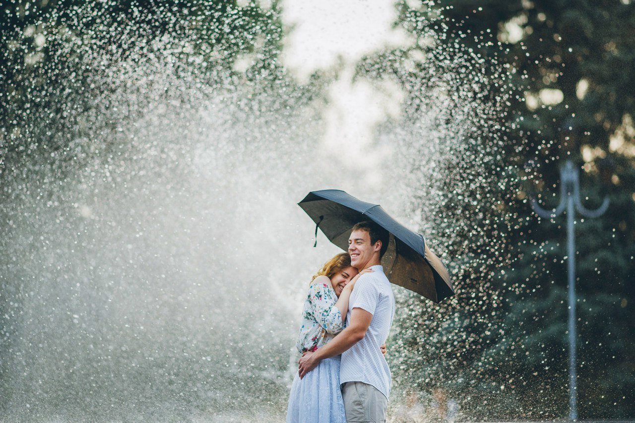 Дождь без перерыва. Под дождем. Счастье под дождем. Влюбленные под дождем. Фотосессия под дождем.