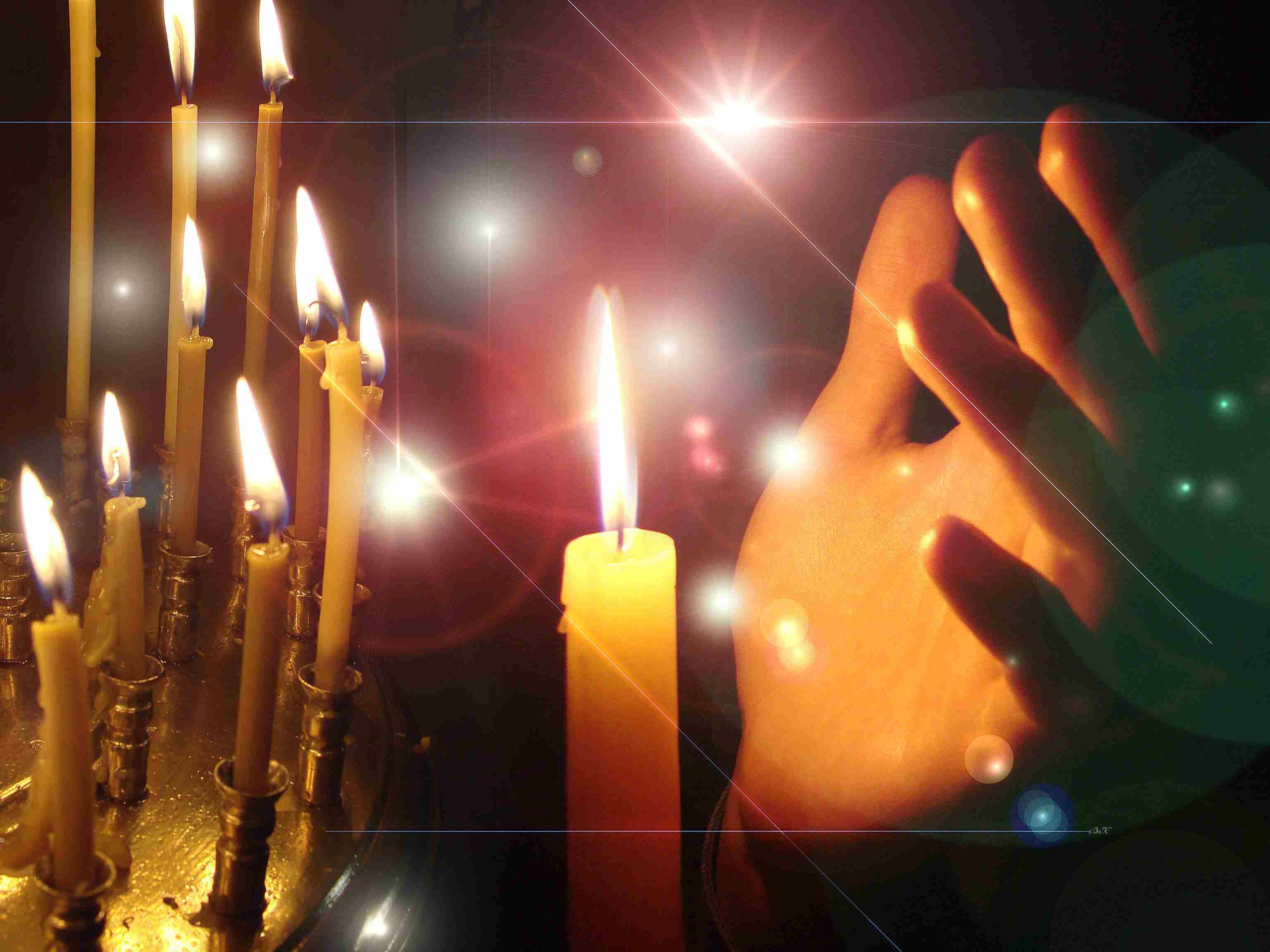 Свечи погасли в церкви. Свеча православная. Свечи в храме. Горящие свечи. Свеча в руках.