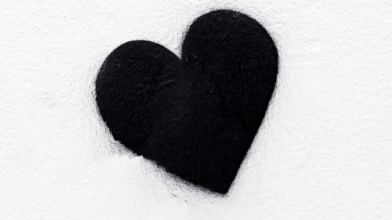 Сердце на черном фоне