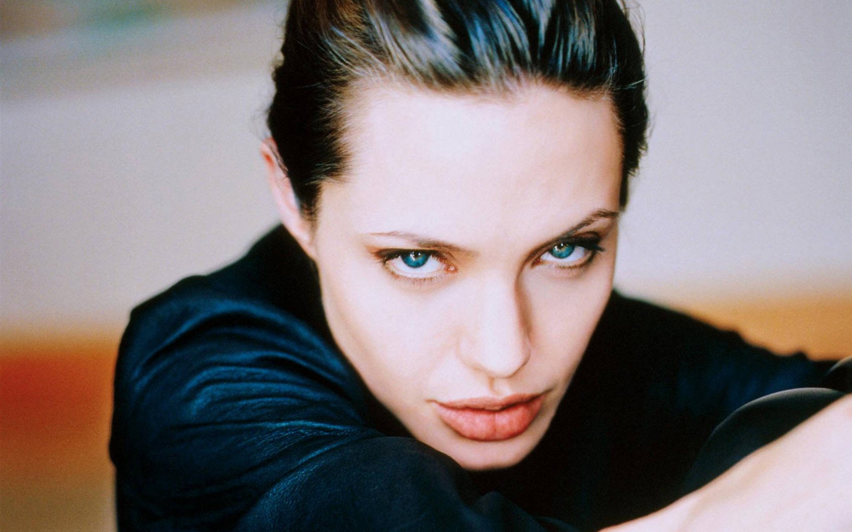 Анджелина Джоли взгляд исподлобья. Анджелина Джоли фото.