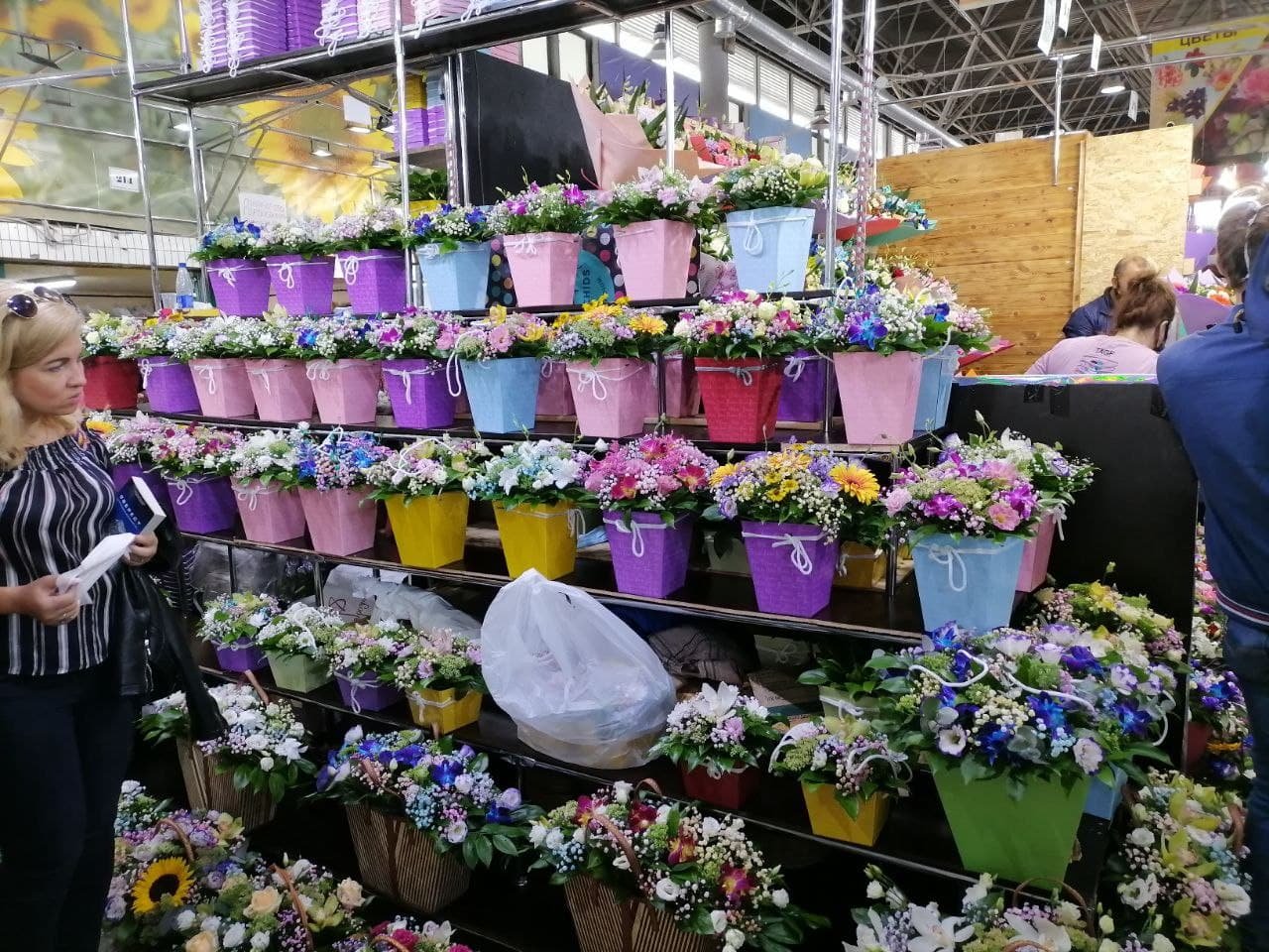 Сколько стоят цветы 2024. Рижский цветочный рынок. Рижский рынок цветов Москва. Рижский рынок цветы. Цветочная база на Рижской.