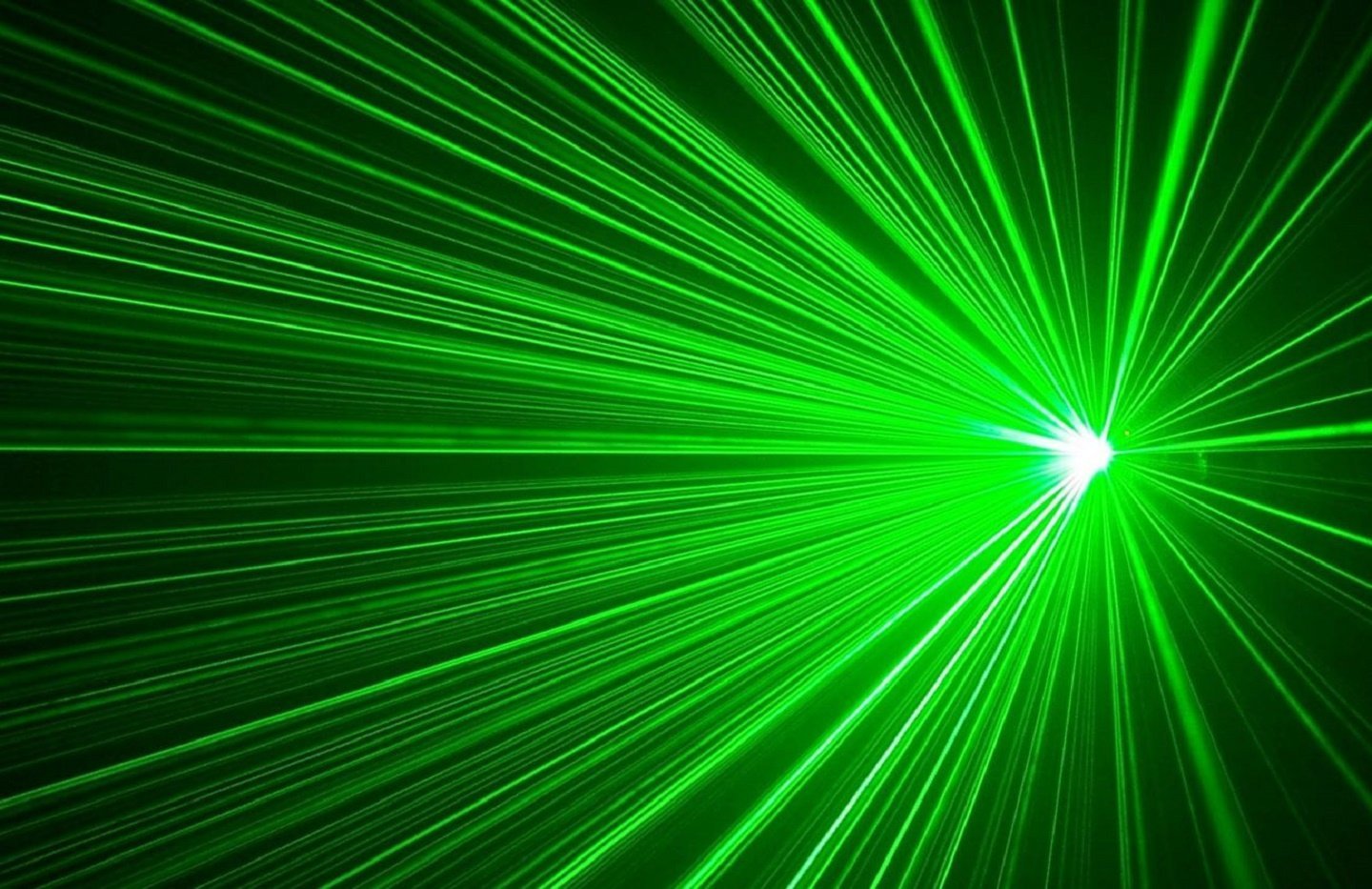 Зеленые лучи. Зеленый Луч. Лазер. Луч лазера. Зеленый лазерный Луч.