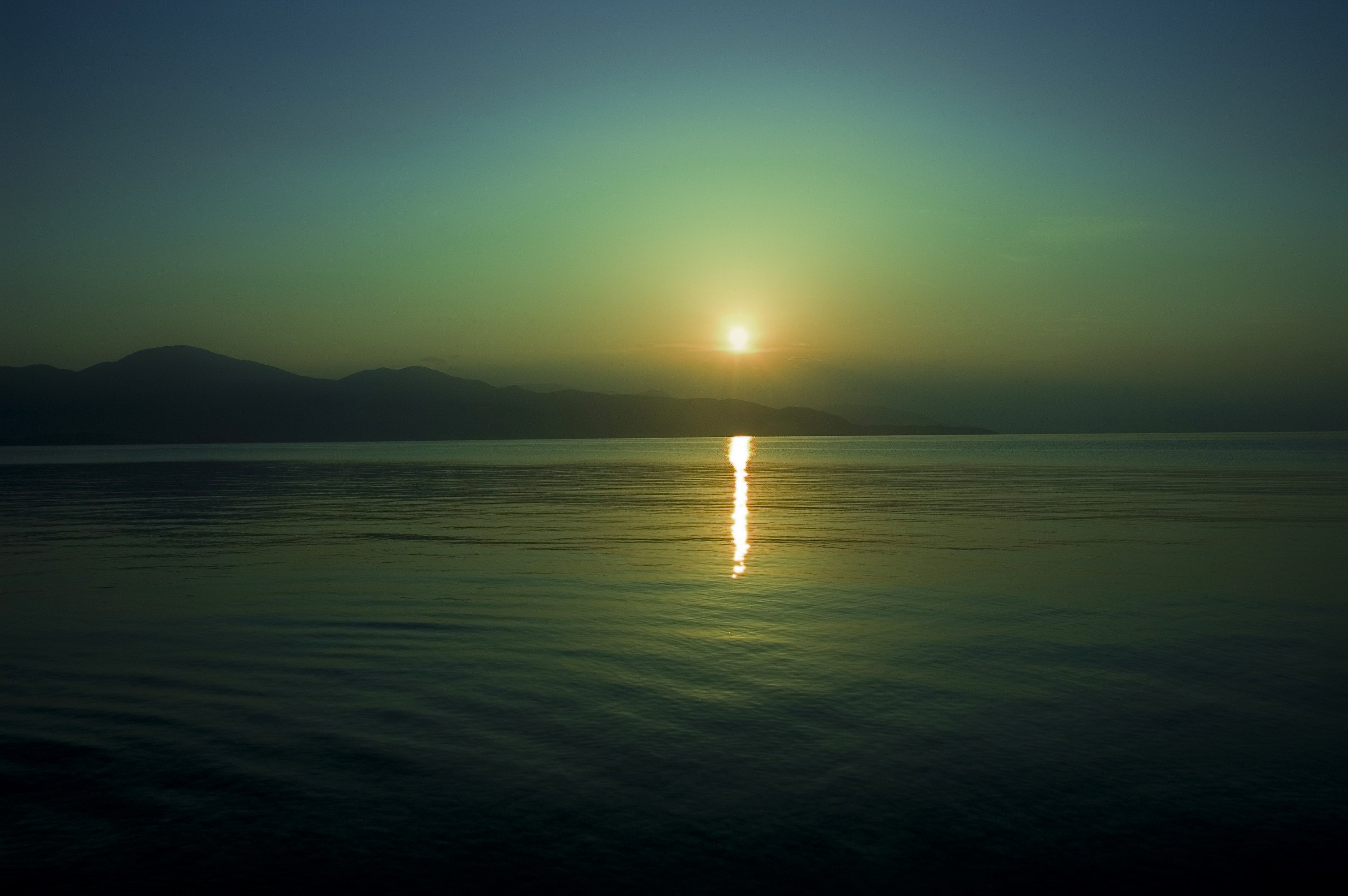 Спокойное в явлении. Зеленый Луч. Зелёный Луч на закате. Рассвет на море. Отражение солнца в воде.