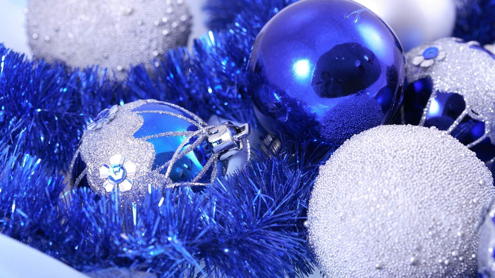 Обои на рабочий экран новый год. Новогодние шары. Красивые новогодние. Синий новогодний шарик. Новогодняя елка с синими игрушками.