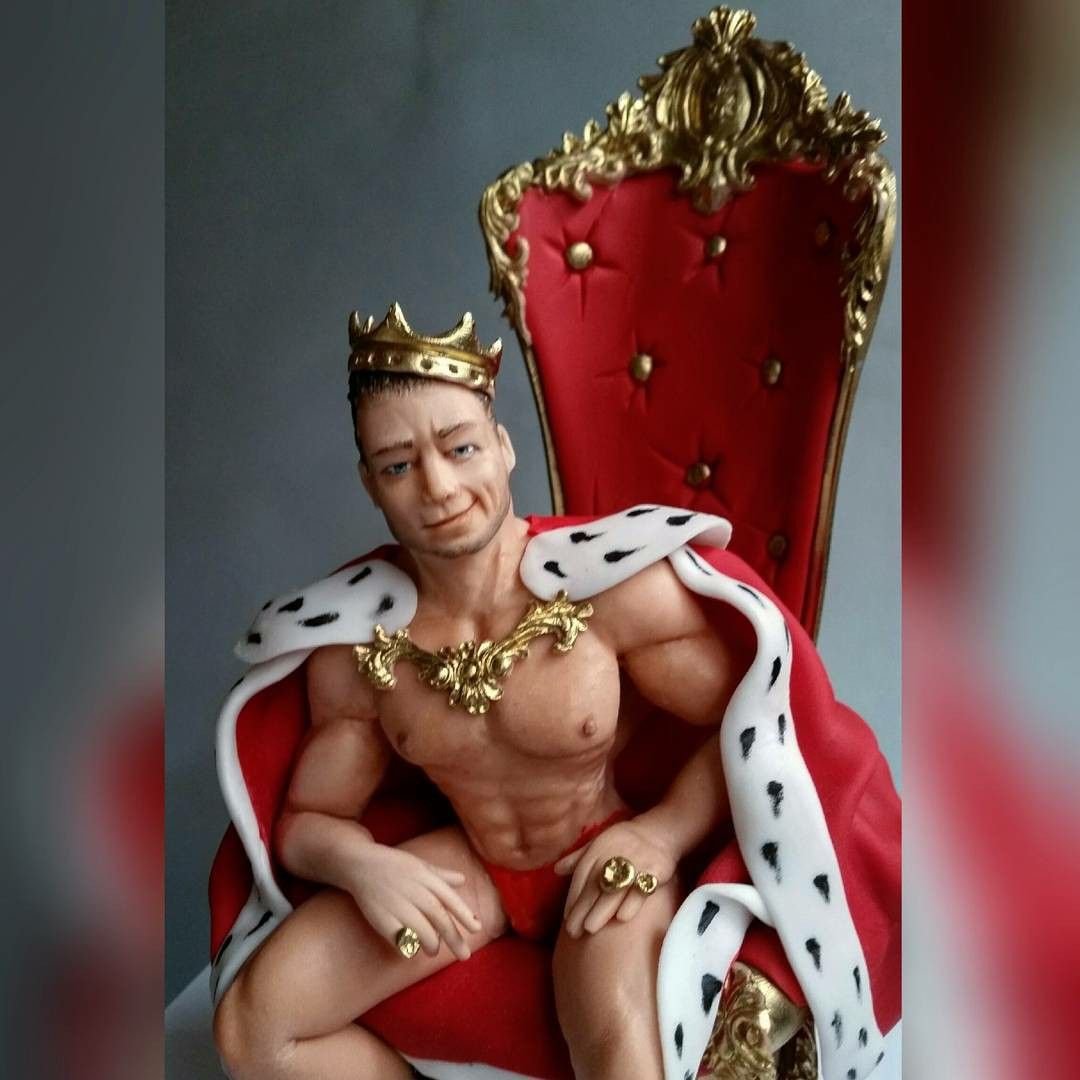 Царь в короне на троне