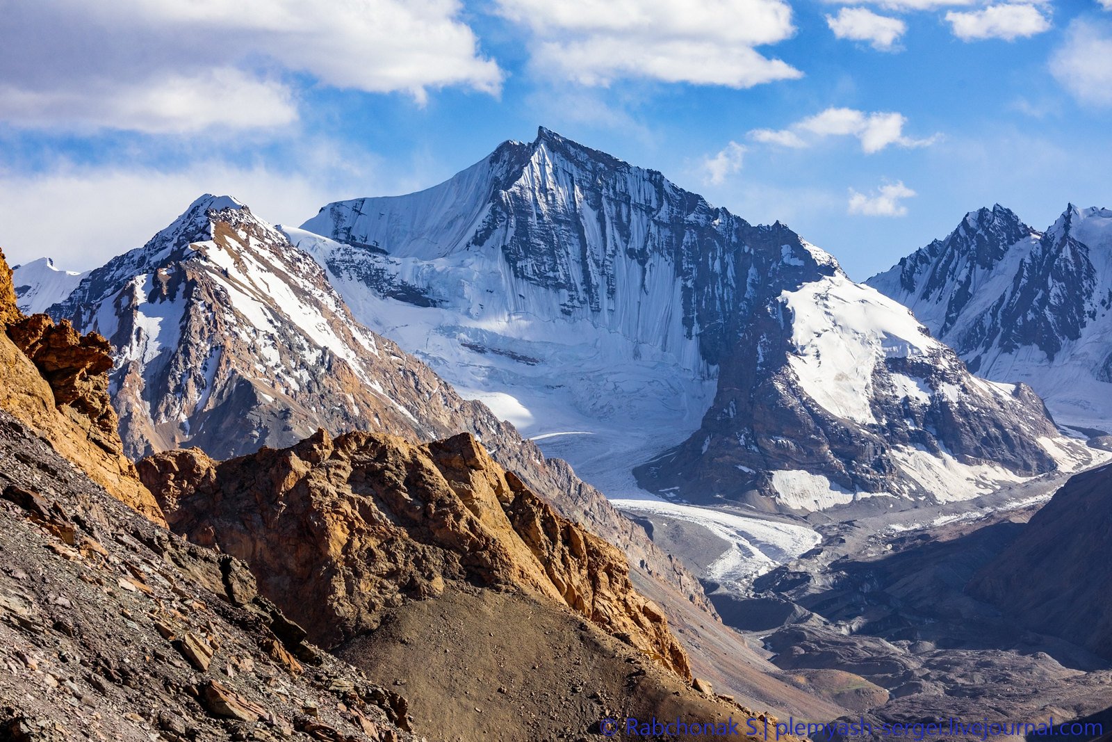 Памир самая высокая. Горы Памира в Таджикистане. Памир пик коммунизма. Таджикистана пик Памир. Памир горы высота.