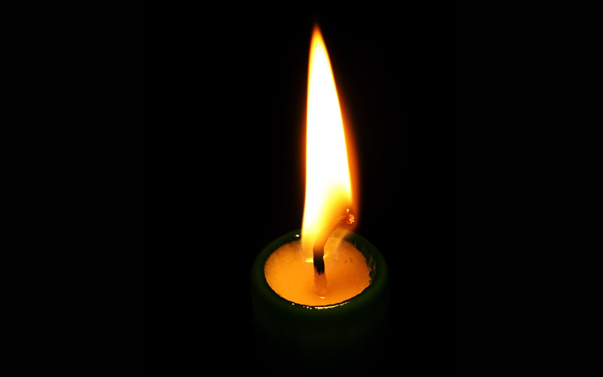 Горящая свеча 22.03 2024. Горящая свеча. Горящие свечи. Изображение свечи. Свеча памяти.