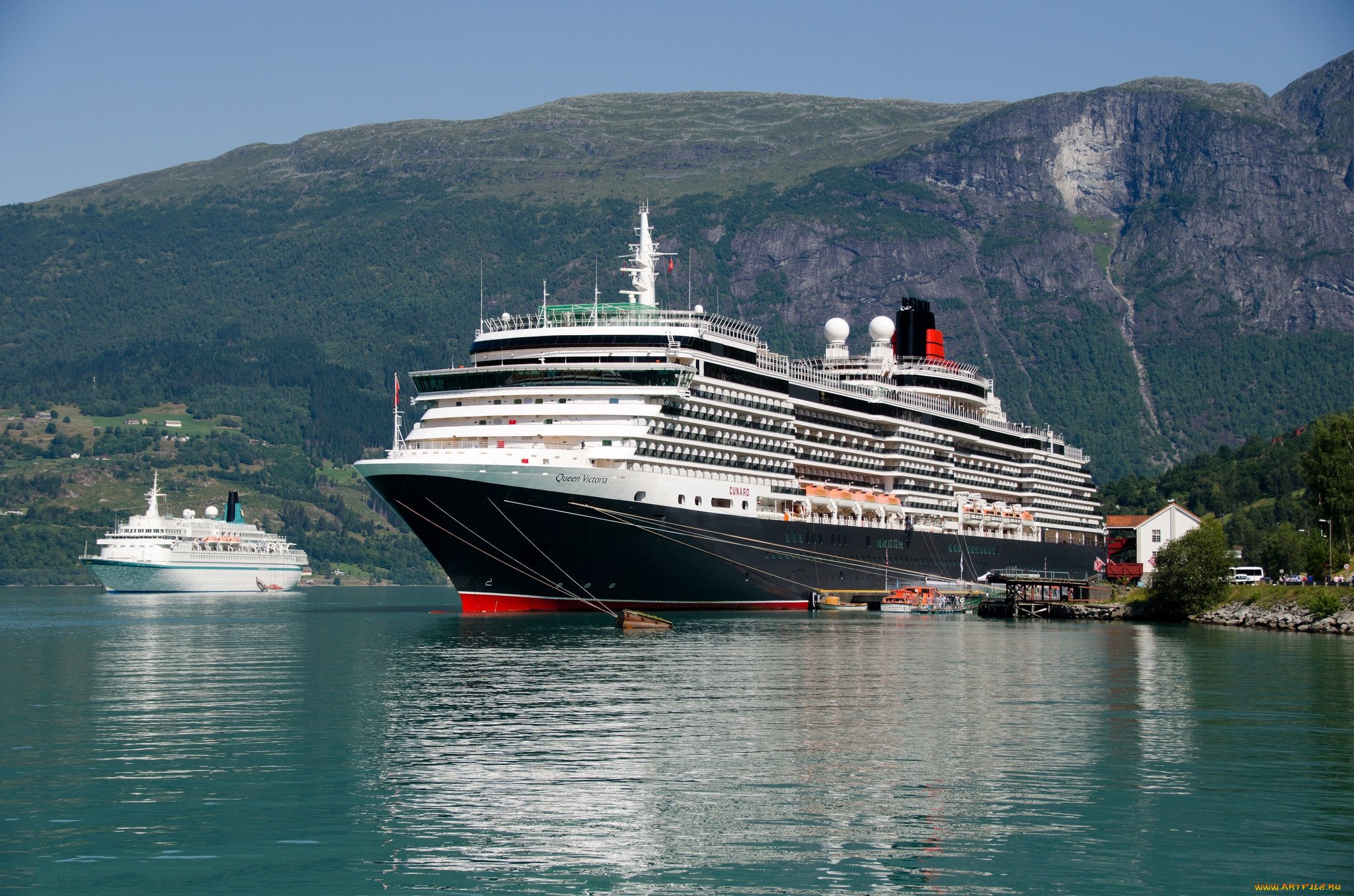 Тема судно. Лайнер Queen Mary 2. Лайнер Queen Mary. Queen Mary корабль. Queen Victoria лайнер.