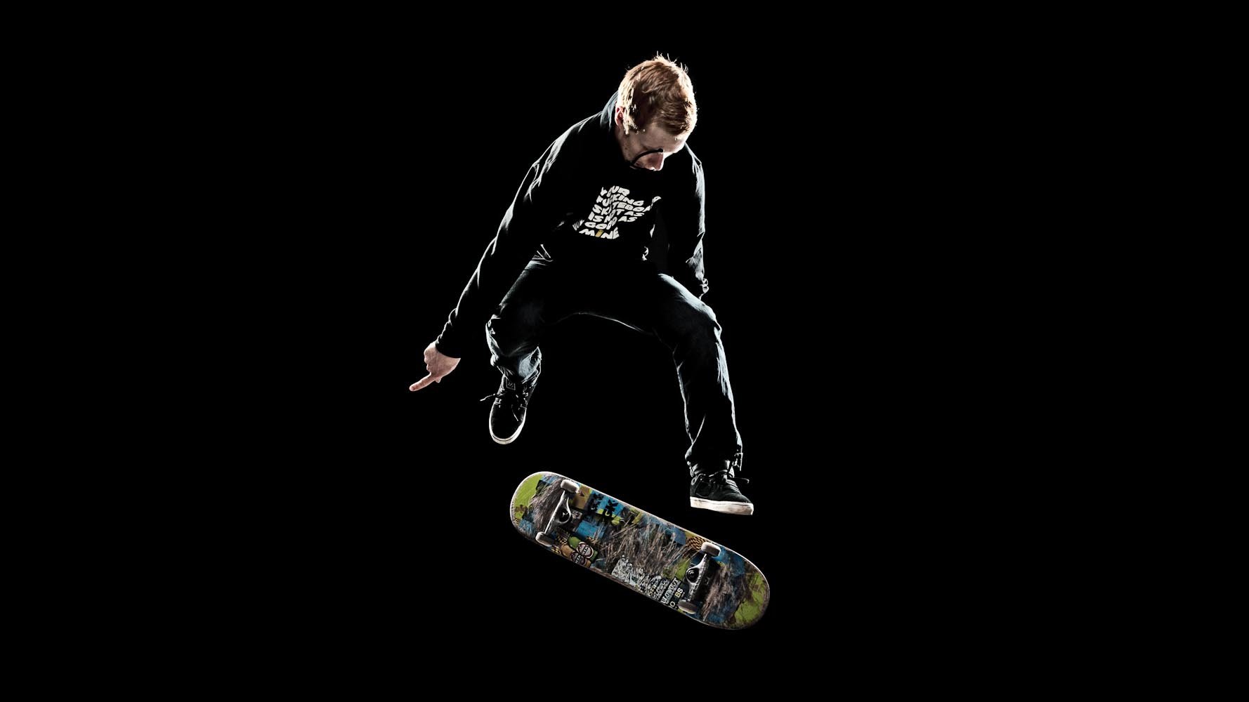 Скейтбордист на черном фоне