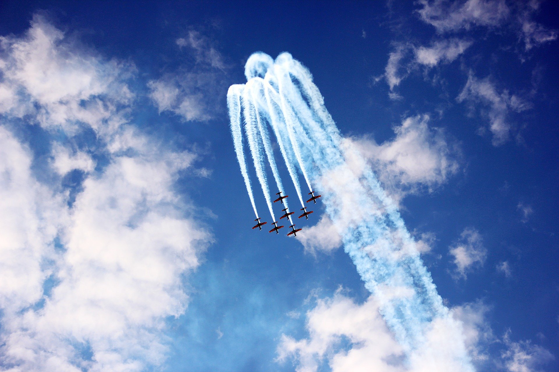 Самолет написал в небе. Самолет в небе. Самолет в облаках. Самолет в голубом небе. Голубое небо с самолетом.