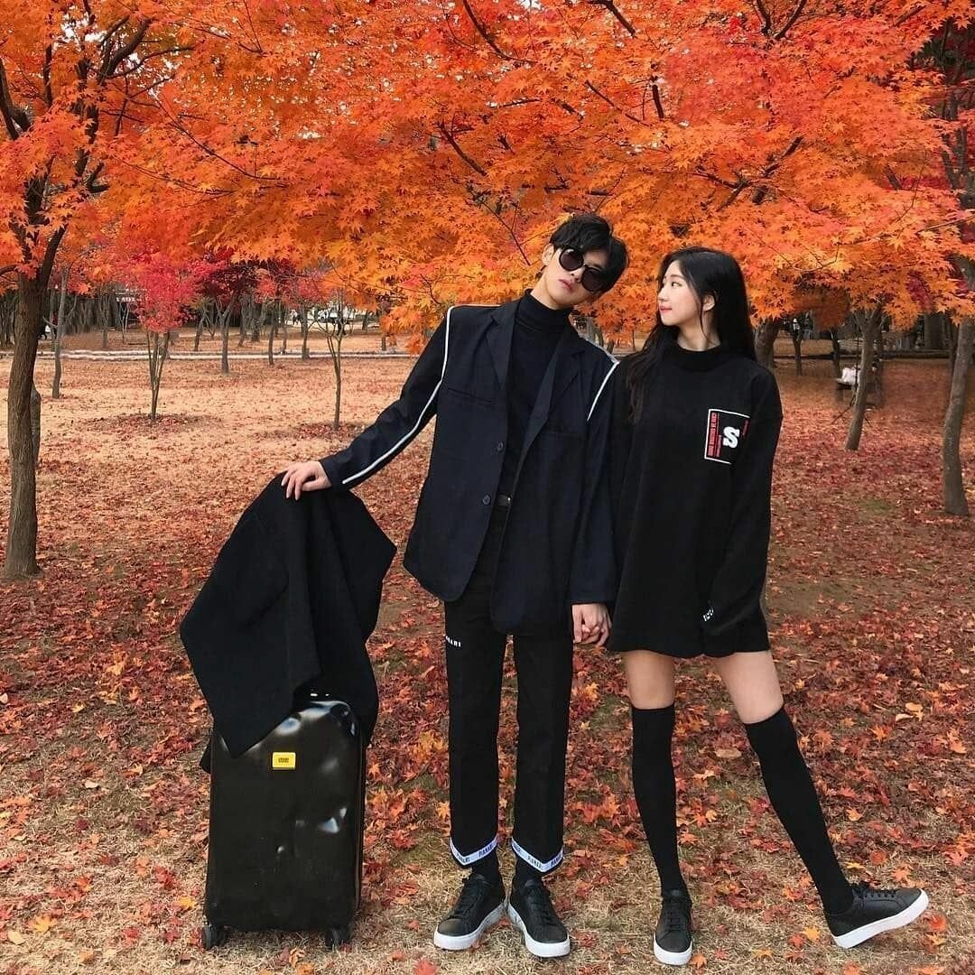 Корейская пара осенью