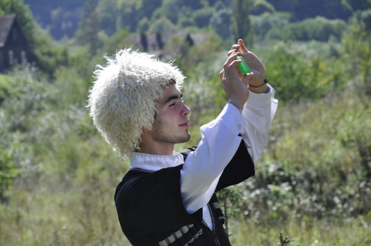 Карачаевцы это. Карачаевец. Къарачай национальные костюмы. Эльбрус и национальные костюмы. Карачаевцы.