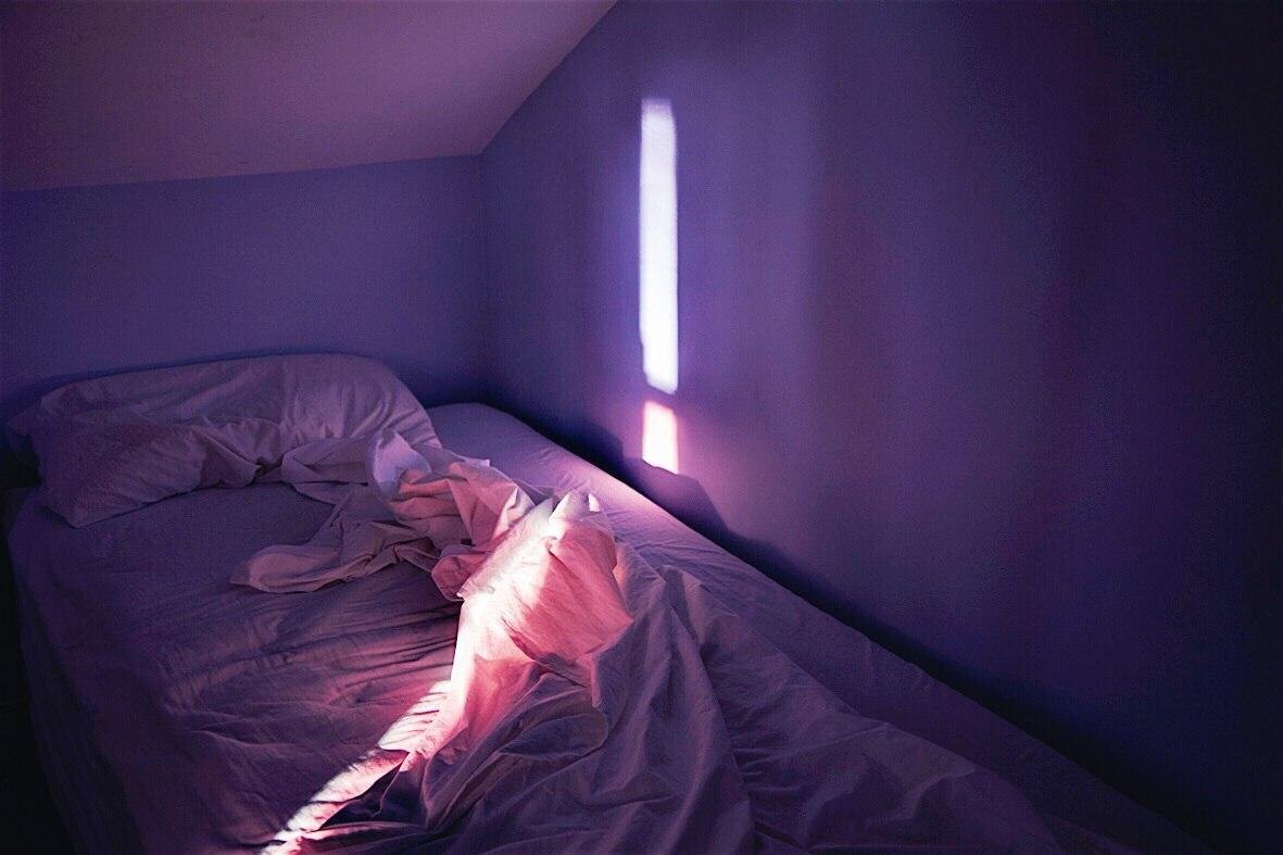 Комната свет ангел. Комната с кроватью в темноте. Комната ночью Эстетика. Ночная комната с кроватью. Комната с кроватью ночью.