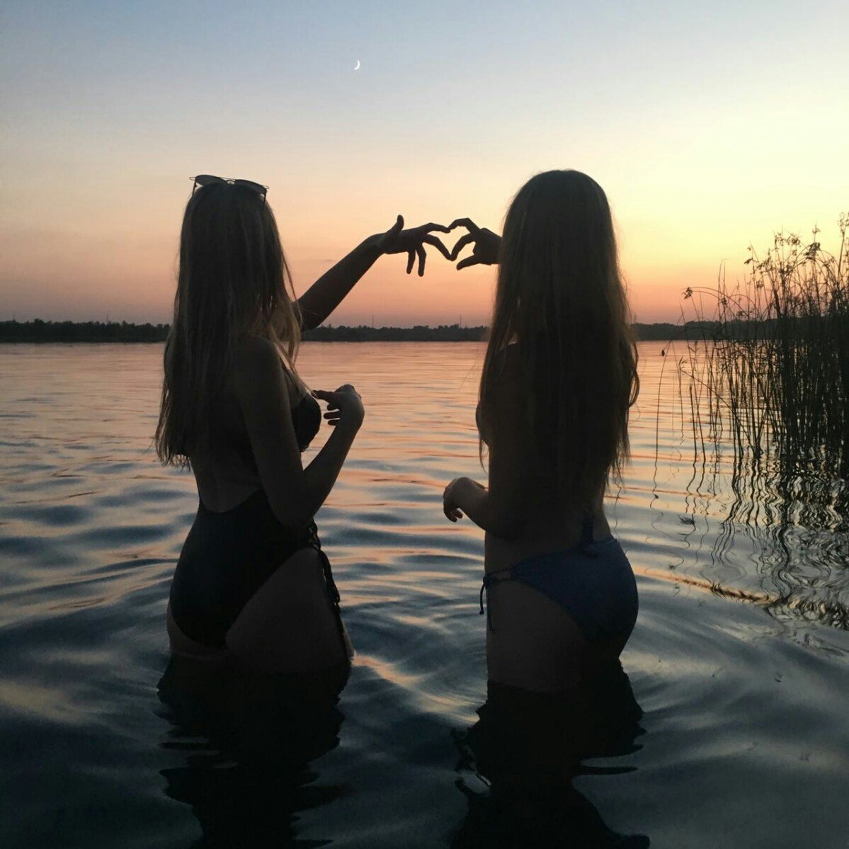 Подруги с черными волосами. Две девушки без лица. Лучшие подруги на речке. Две девушки на речке. Подруги на озере.