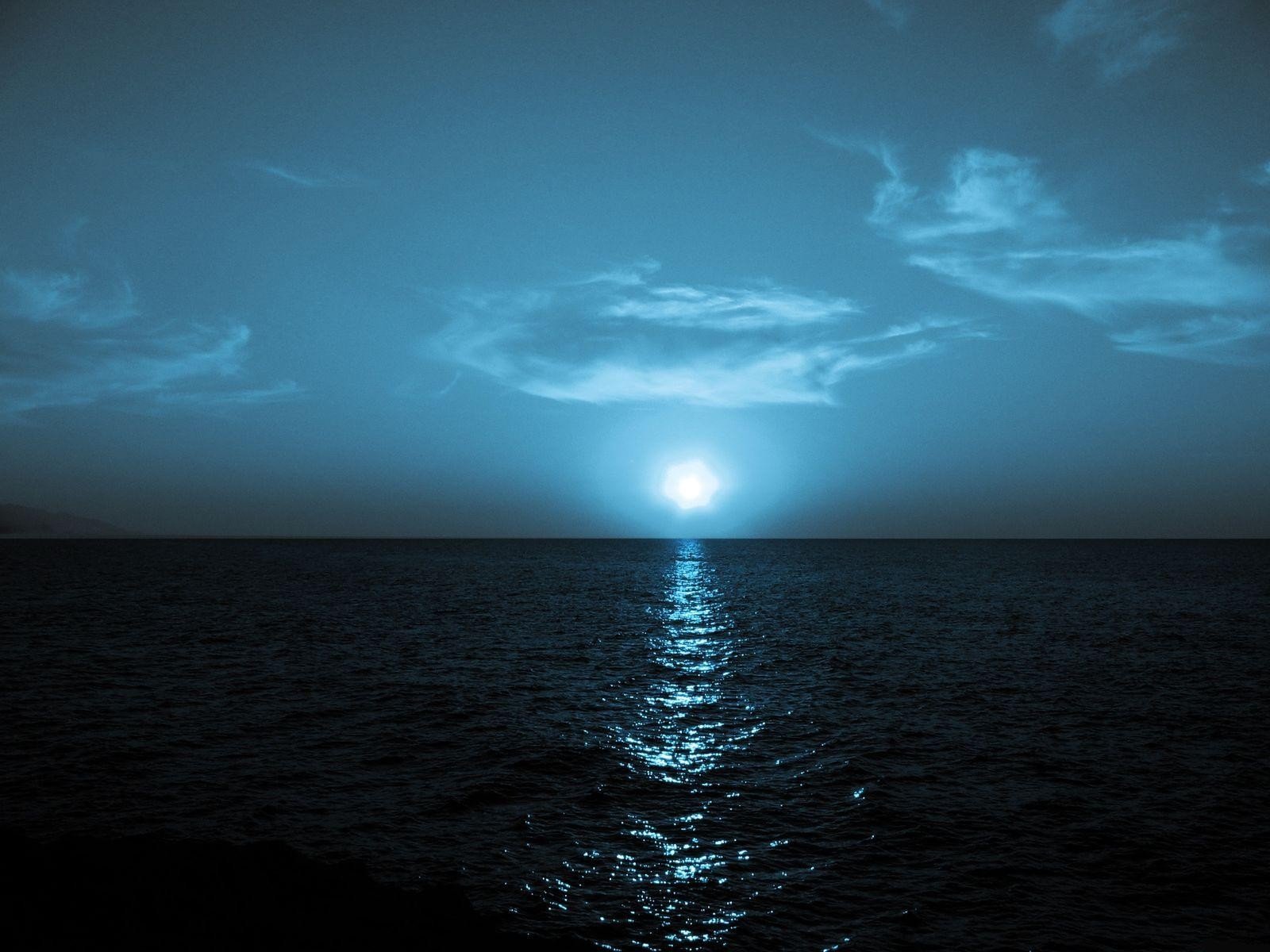 Хочется воды ночью. Ночь в море. Ночное море. Темное ночное море. Океан.