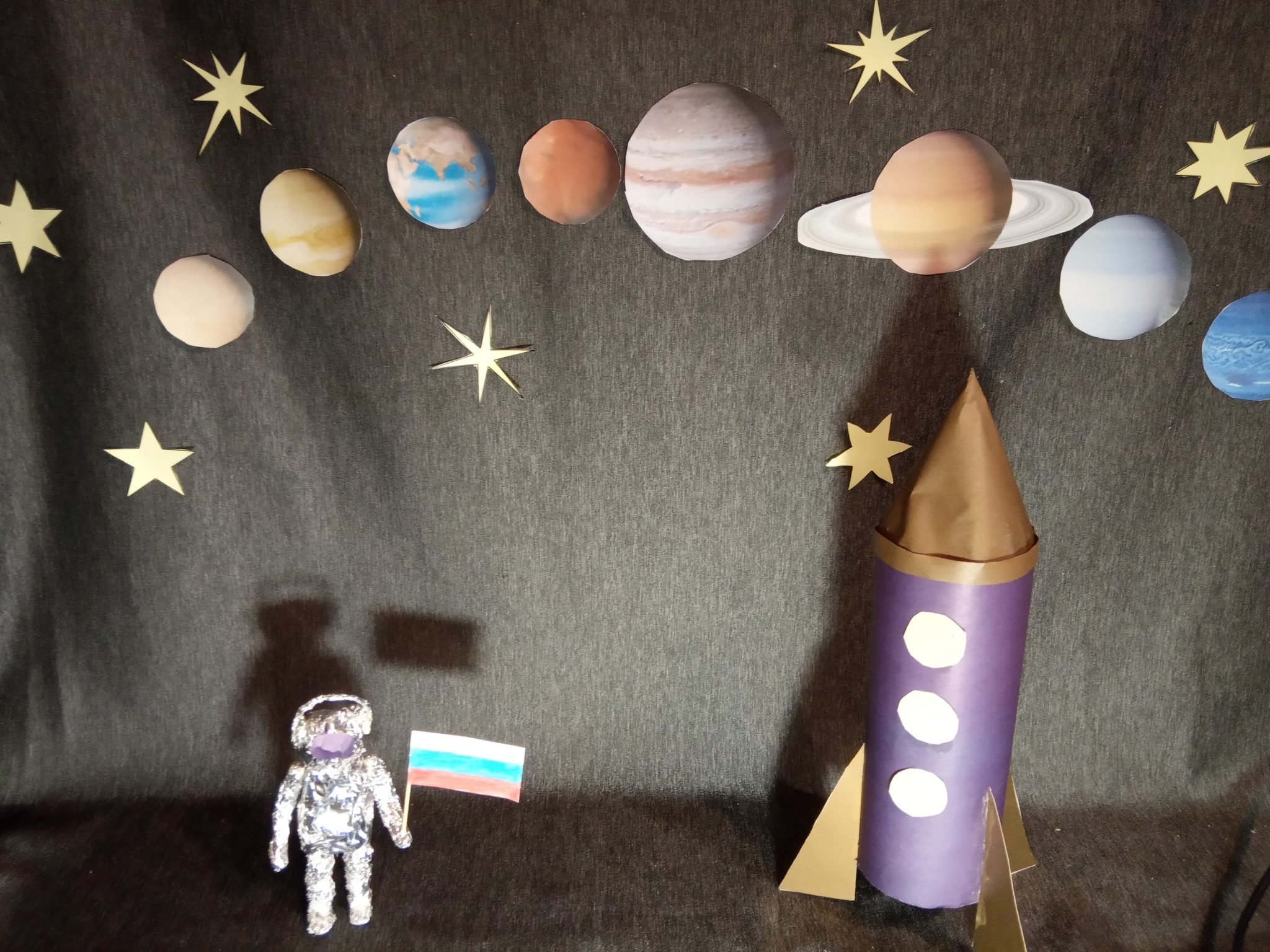 Творческая работа ко дню космонавтики. Конкурс поделок ко Дню космонавтики в детском саду. Полелка на темускосмос. Паделка на туму космас. Под делка на тему космос.