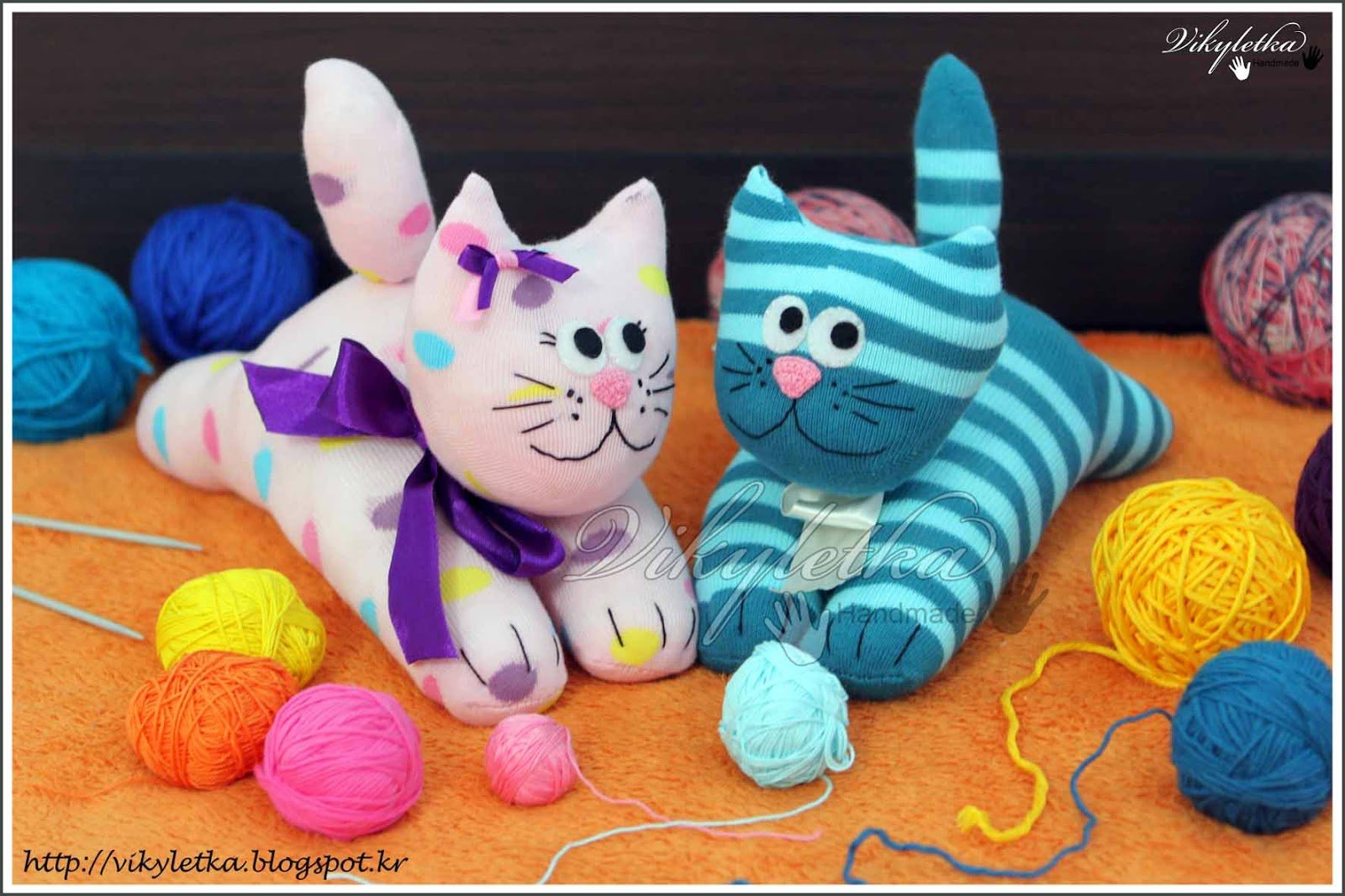Из каких материалов делают игрушки. Игрушки из носков. Мягкие игрушки из носков. Игрушка кот из носка. Мягкая игрушка из носка кот.