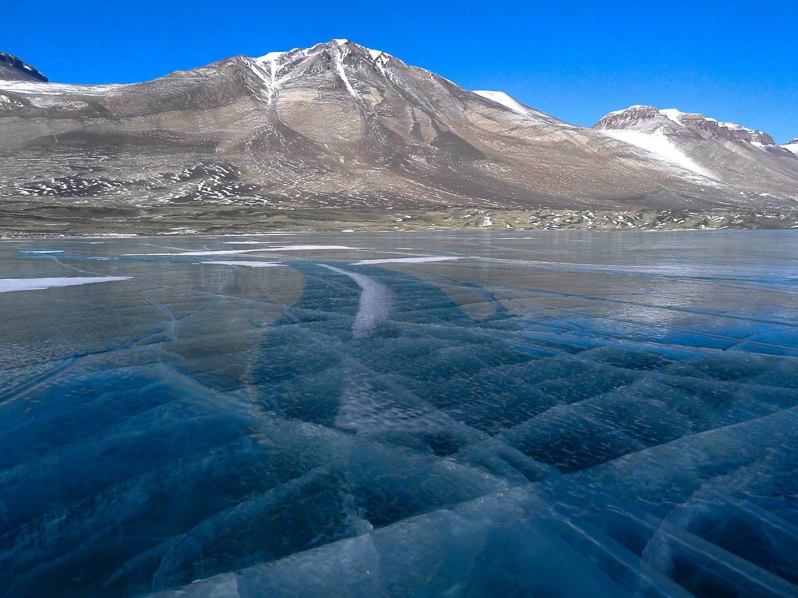 Соленые водоемы 5 класс. Озеро Оникс Антарктида. Озеро Восток в Антарктиде. Незамерзающее озеро в Антарктиде.