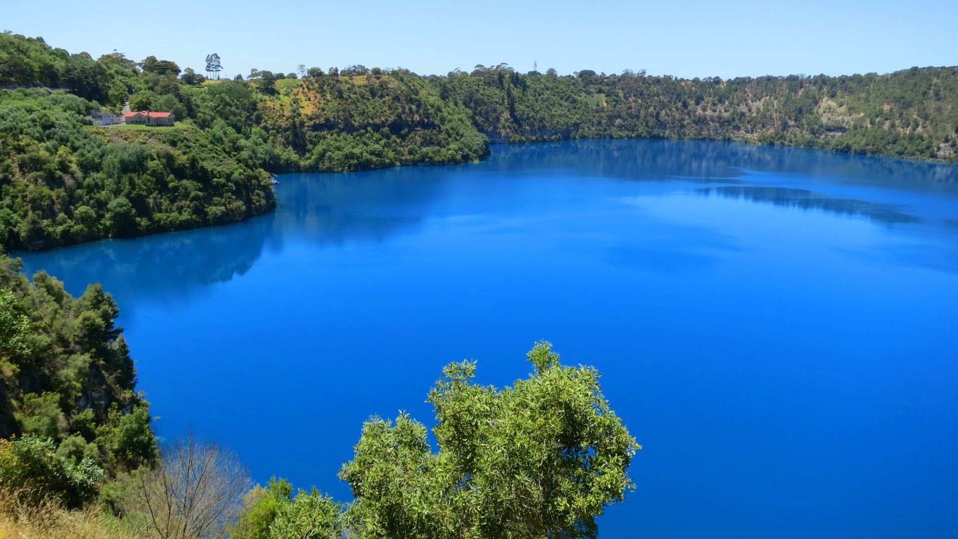 Озеро с синей водой. Озеро Блу Лейк Австралия. Блу-Лейк (озеро, Южная Австралия). Блу-Лейк (озеро, Квинсленд). Голубое озеро» (Blue Lake).