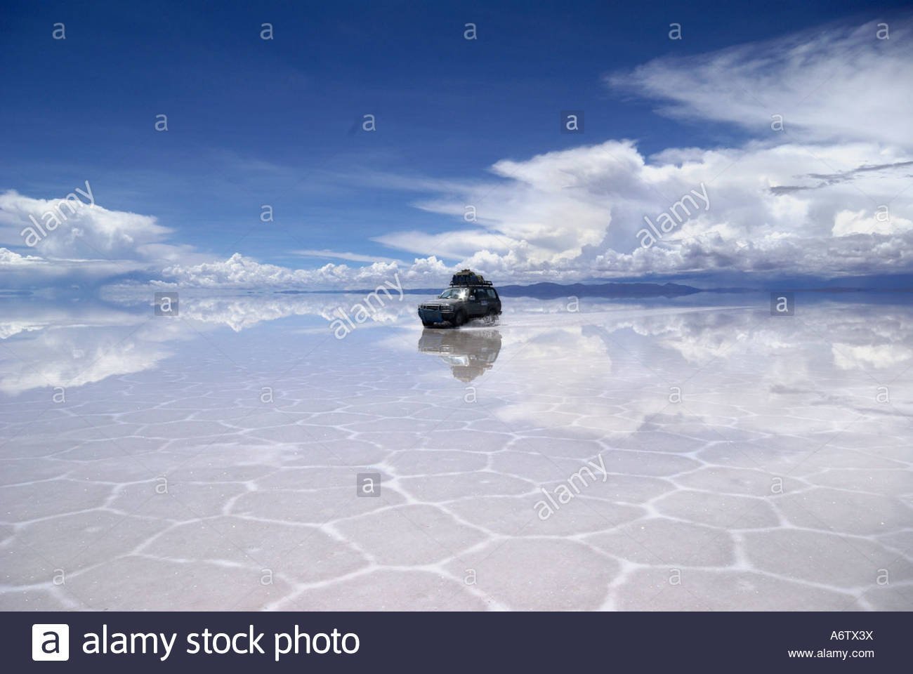 Озеро в боливии. Салар де Уюни озеро. Солончак Салар-де-Уюни, Боливия. Соляное озеро Салар-де-Уюни. Озеро солончак Уюни.