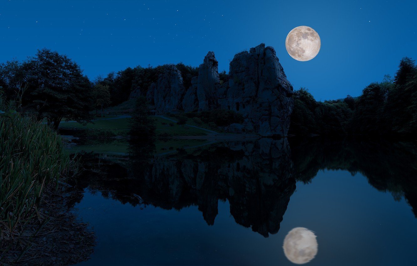 Луна озера ночи. Ночной пейзаж. Красивые ночные пейзажи. Лунный пейзаж. Озеро в лунном свете.