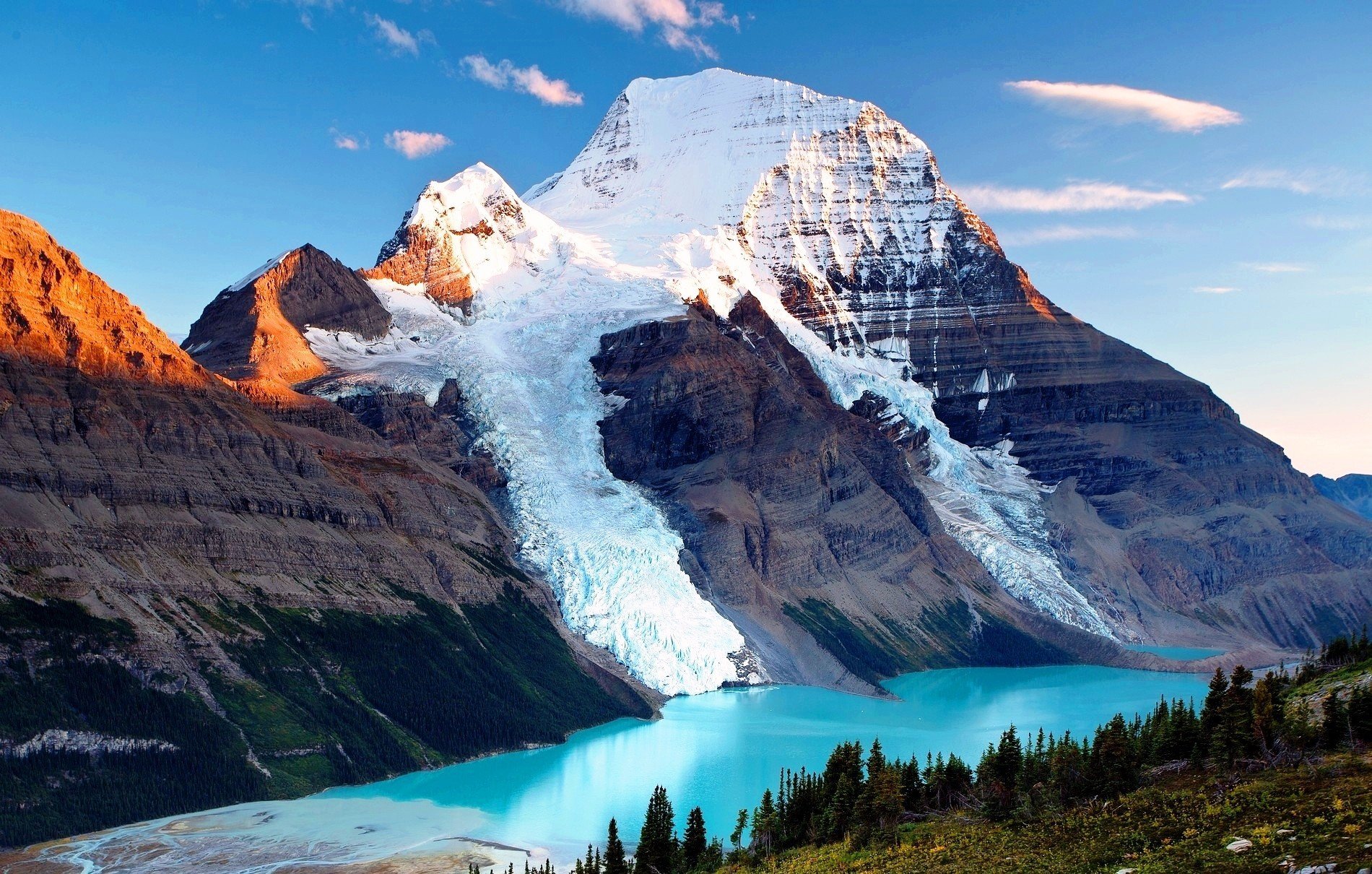 Красивое видео гор. Гора Робсон, Канада. Высокогорные ледники. Глетчеры ледники Альпы. Ледники в горах.