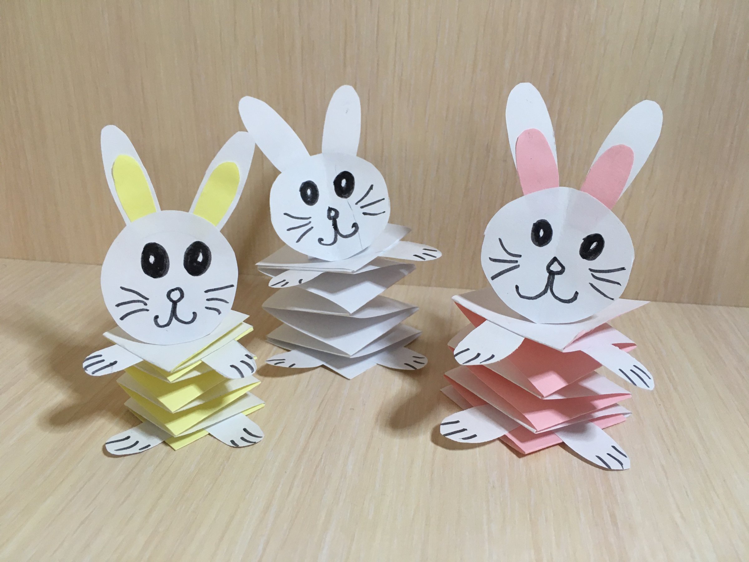 Как сделать зайца из бумаги?