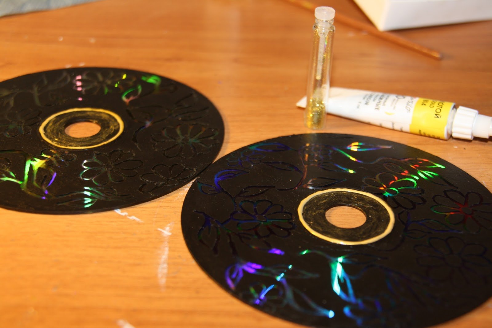 Много использованных дисков. Поделки из дисков. Украшения из дисков. Декор из компакт дисков. Поделки из СД дисков.