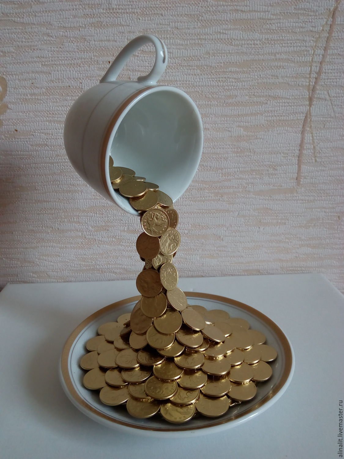 Парящая чашка с монетками, или как сделать денежный водопад своими руками. Мастер класс с фото