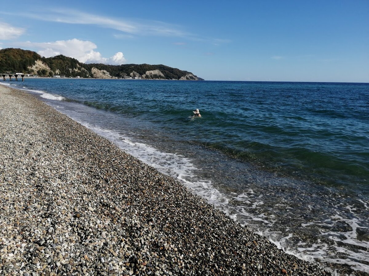 Пляжи абхазии с детьми. Галечный пляж Абхазия. Пицунда Абхазия море. Песчано галечный пляж в Абхазии. Пляж Пицунда Абхазия.