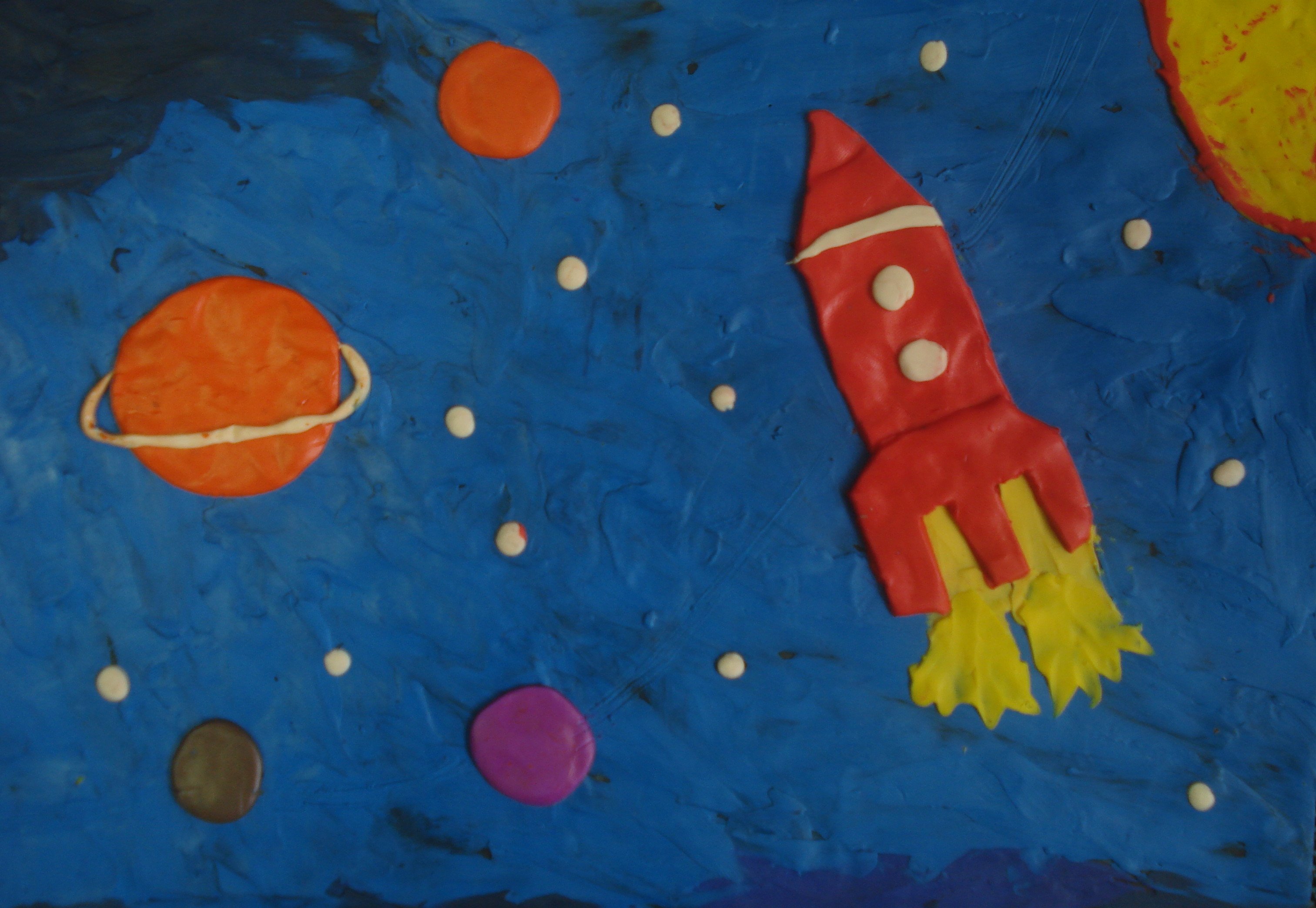 Детские работы ко дню космонавтики. Пластилинография полет в космос средняя группа. Ракета в космосе пластилинография. Пластилинография для детей на тему космос. Пластилинография для детей ракета космос.