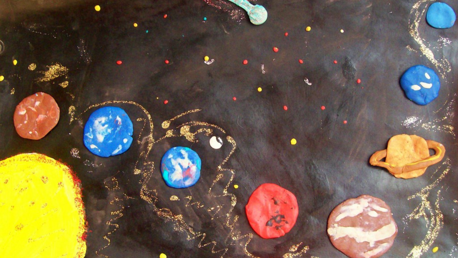 Солнечная система из пластилина 1 класс. Солнечная система для детей пластилинография. Космос из пластилина. Поделки из пластилина на тему космос. Аппликация из пластилина космос.