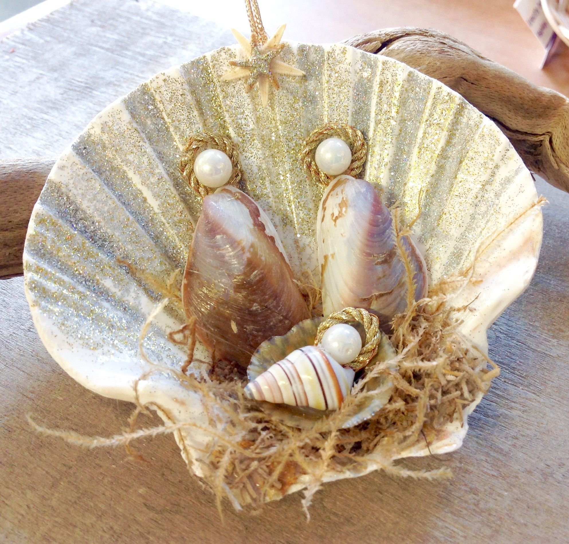 Сувениры из морских ракушек и камней