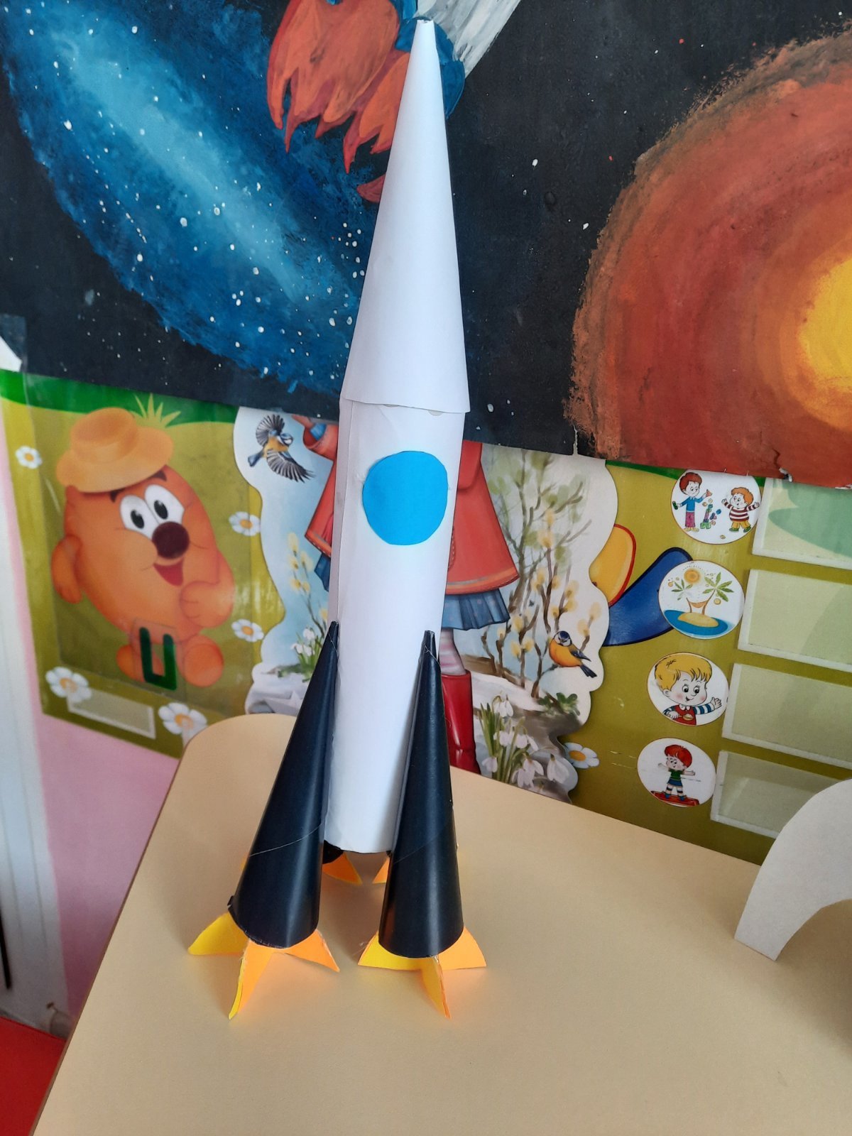 Ракета поделка в школу. Ракета поделка. Космическая ракета поделка. Поделка ракета для детского сада. Космическая ракета поделка в садик.