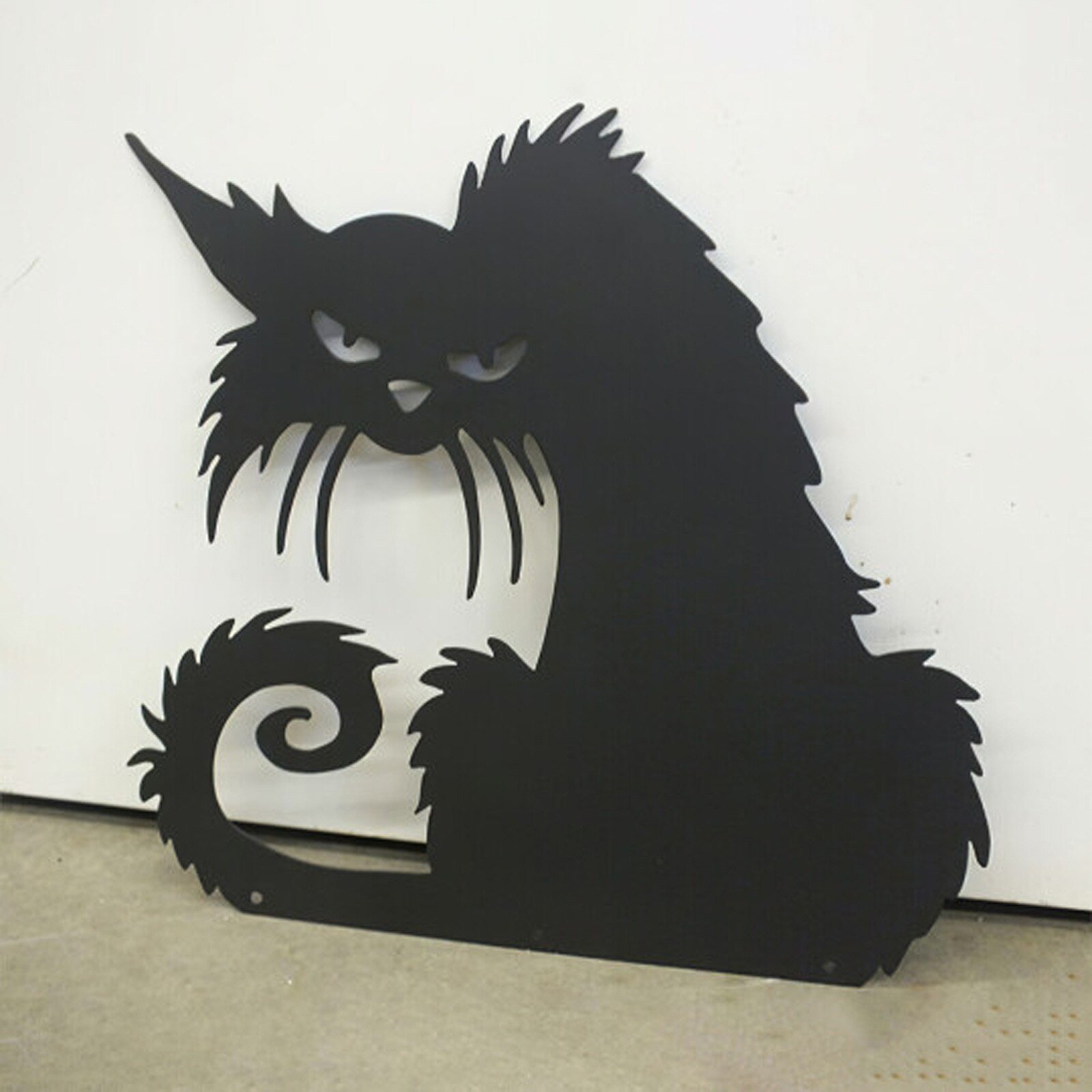 Черная кошка из бумаги на Хэллоуин