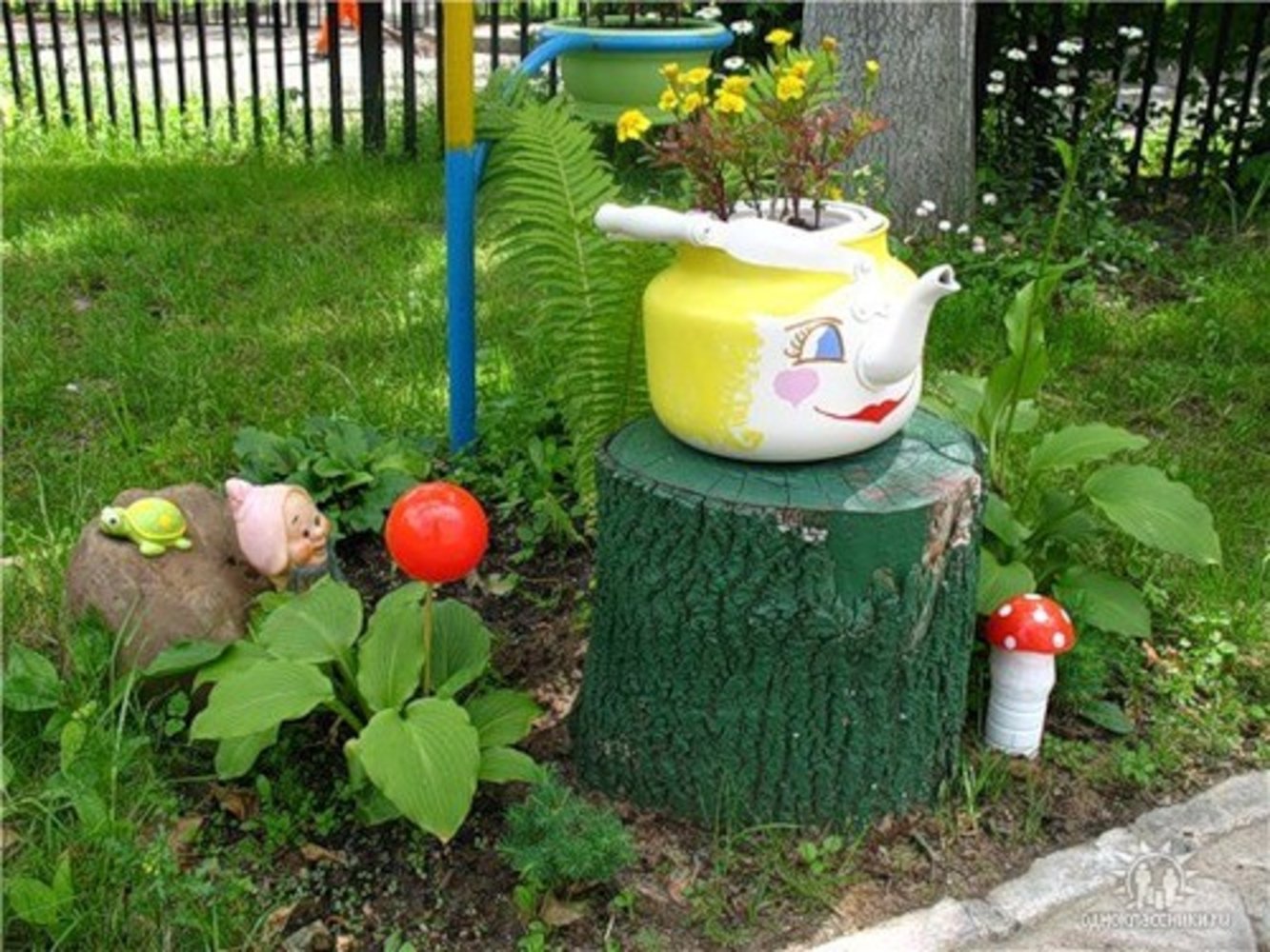 Украшение пеньков на участке детского сада