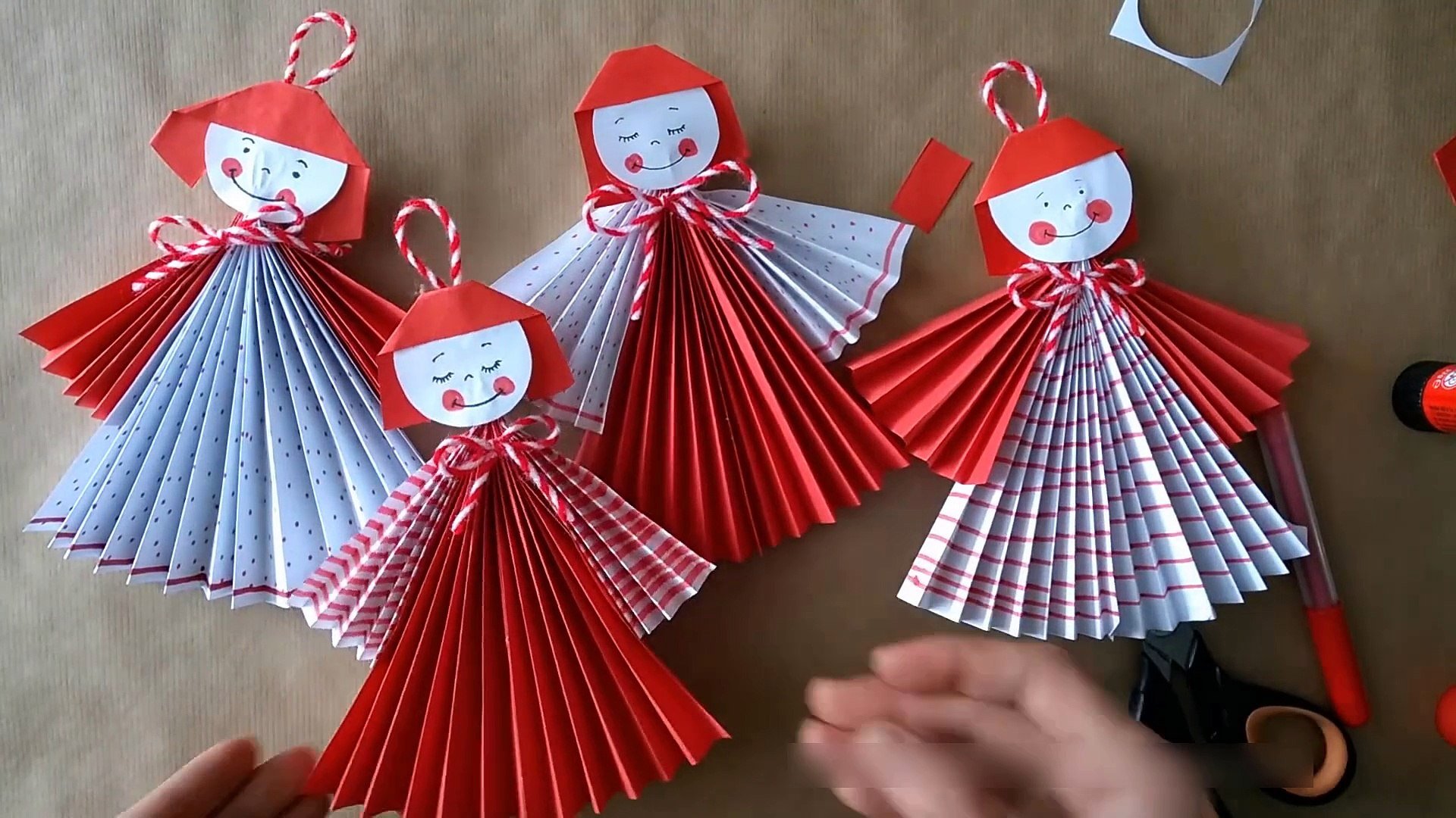 Изготовление куклы из бумаги. Поделки из бумаги для кукол. Куколки из гармошки. Кукла Масленица из бумаги. Поделка кукла Масленица из бумаги.