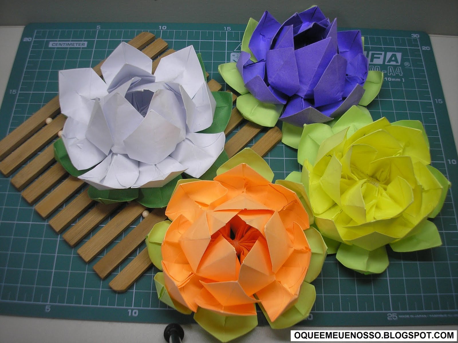 Как сделать цветы из бумаги без клея. Оригами кувшинка (Лотос). Цветы оригами Лотус. Цветы из бумаги своими руками. Конструирование цветов из бумаги.